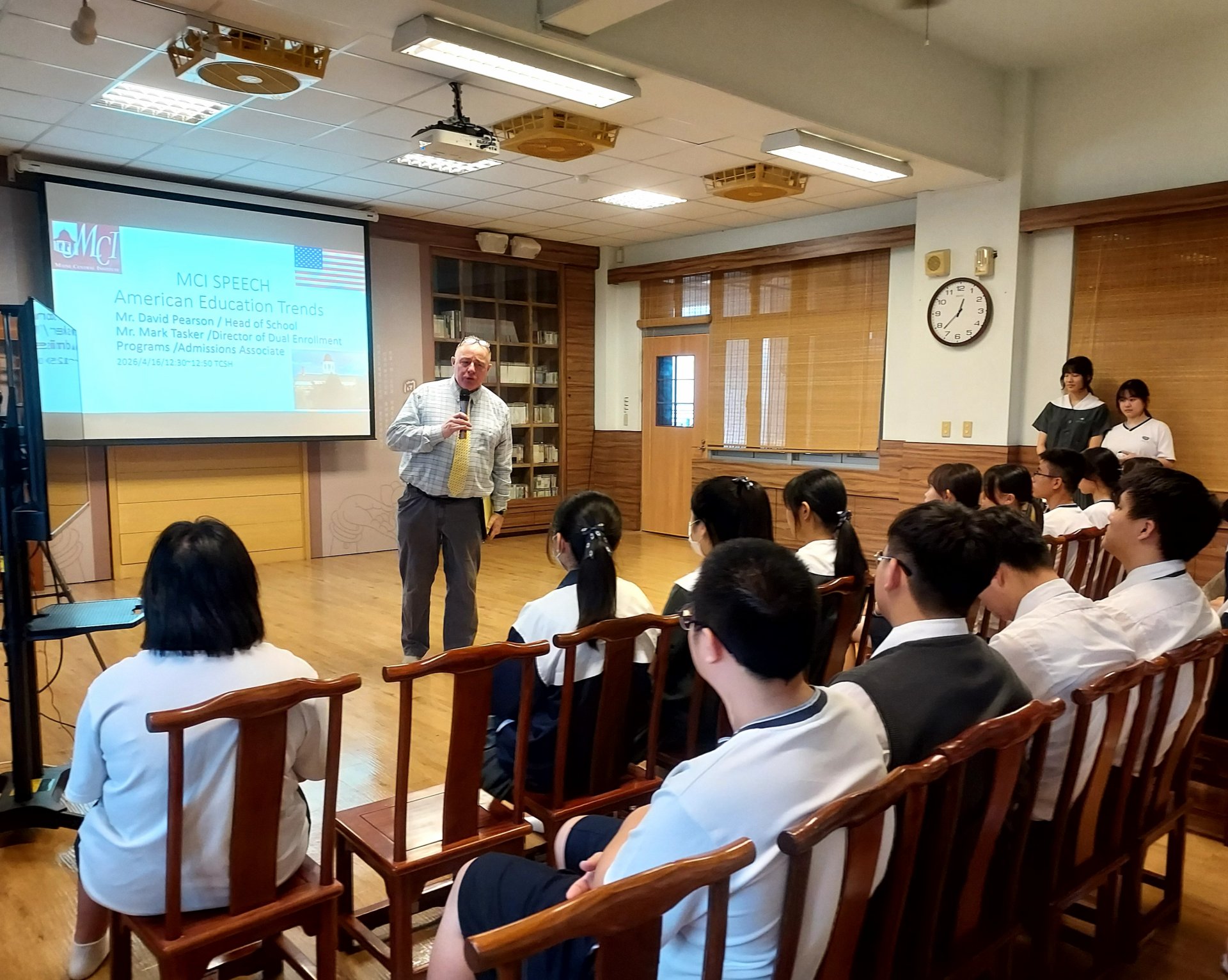 MCI校長David Pearson發表教育演講,強調學生成長與跨文化學習的重要性。