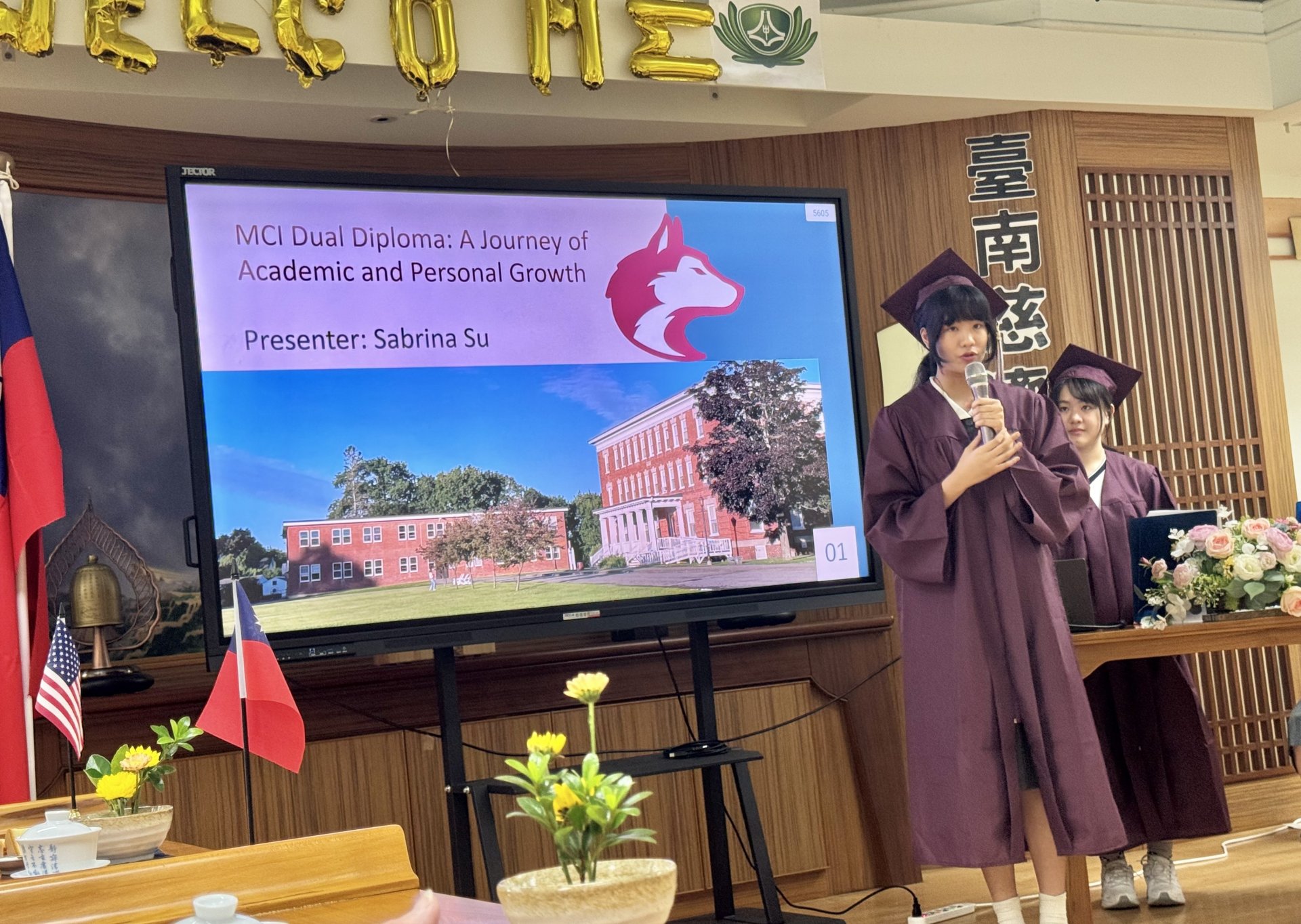 MCI雙聯畢業生於典禮中發表演講,分享學習與成長,展現熱情自信。