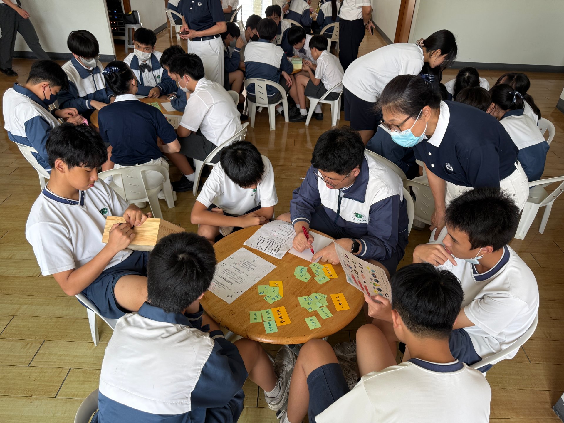 結合慈誠懿德日進行國二環保闖關,由高三學生協助引導密碼鎖的解謎遊戲。
