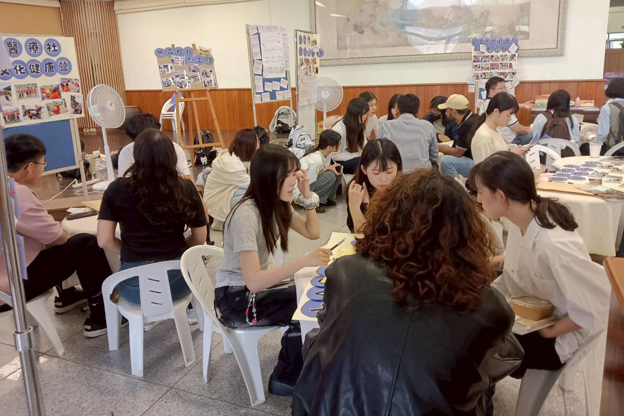 慈濟大學服務團隊也透過擺攤向參與師生介紹團隊於服務時的故事與感動。