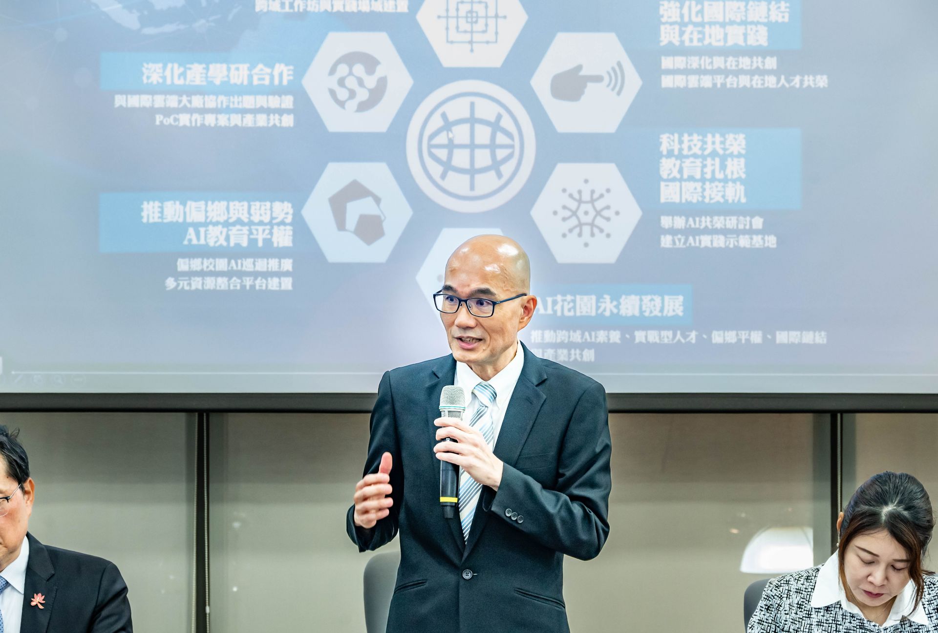 臺東大學鄭憲宗校長提出「AI花園」理念,推動偏鄉與弱勢的AI教育平權。