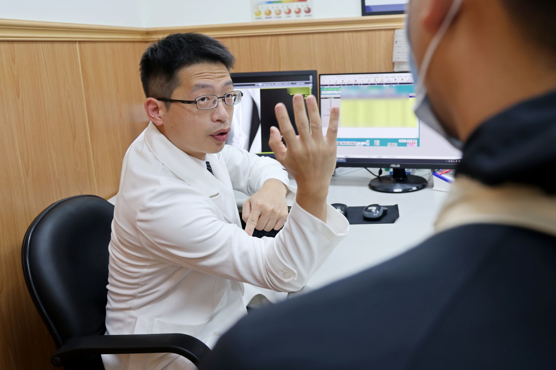 花蓮慈濟醫院骨科醫師張家銘指出,比腕力骨折並非罕見,主要來自瞬間強大的扭轉力,提醒民眾切勿逞強,以免樂極生悲。