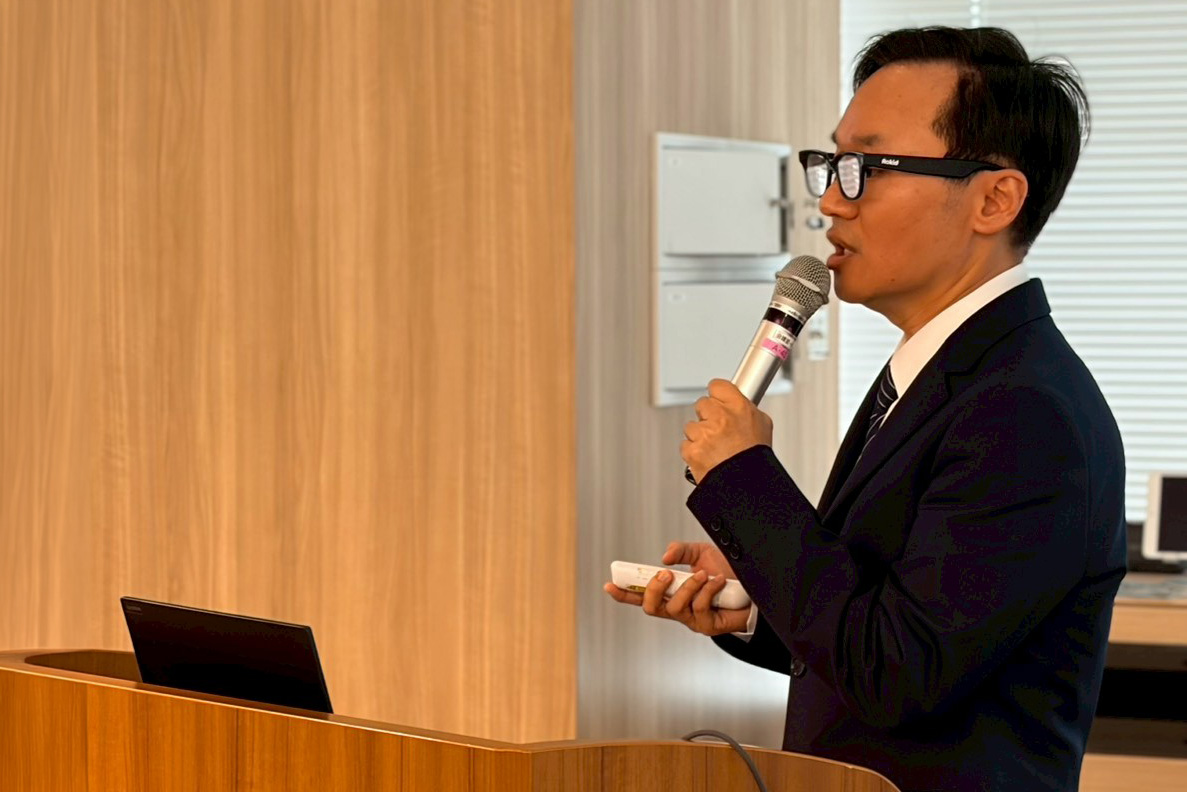 孫立易博士除介紹花蓮慈濟醫院細胞研製中心的高規先進設備,以及以臨床應用的脊髓損傷細胞治療、CAR-T療法、AI運用在中西醫精準醫療的「醫王一號」系統,與進入臨床試驗的植物標靶新藥。