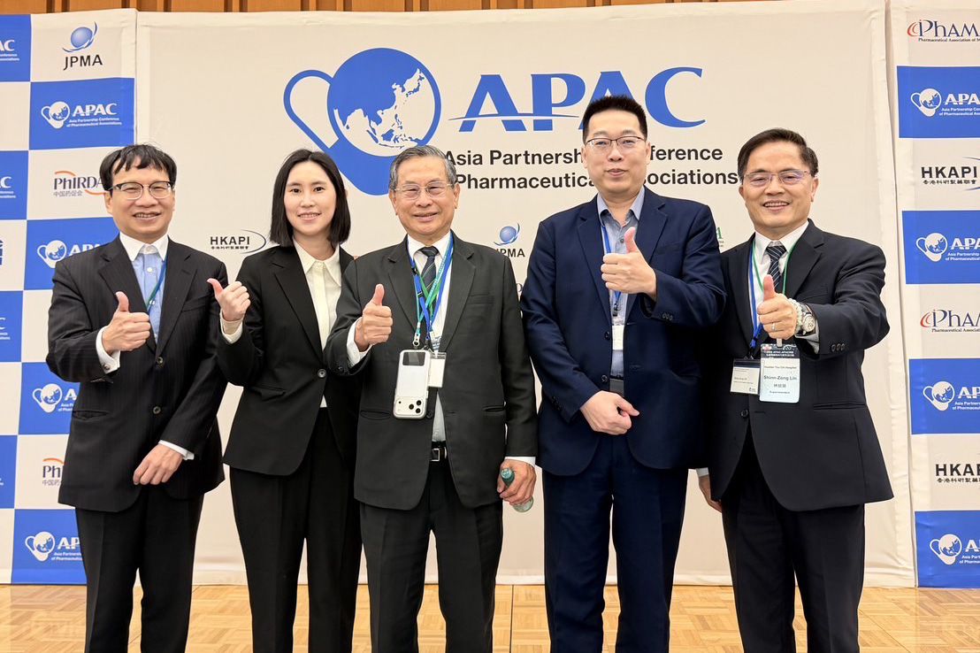 亞洲製藥協會合作會議(APAC)會場,林欣榮院長(右起)與史坦賽薾生醫總經理林世吉、財團法人生物技術開發中心董事長涂醒哲合影。