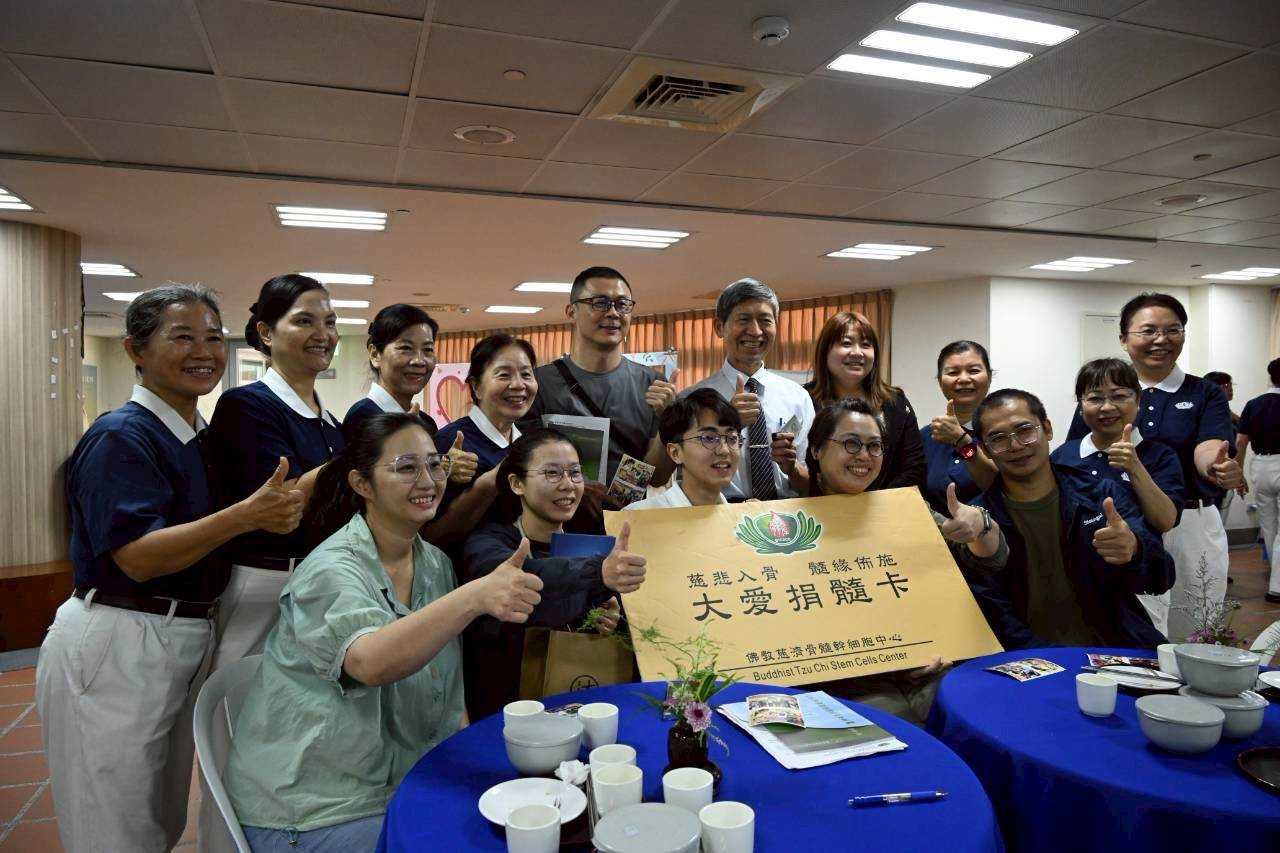 王和源教授(後排左六)邀約國立高雄科技大學土木工程系進修班，班長陳冠全(前排中)和同學等七人，共襄盛舉大愛捐髓。