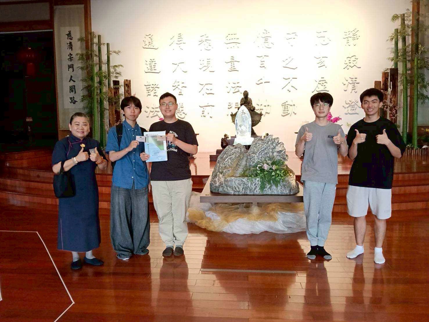 中山大學中文系四位大學新鮮人。他們原本是為「語言學概論」的學期報告，前來調查宗教場所的語用習慣，卻意外被志工的熱情與專業感動。