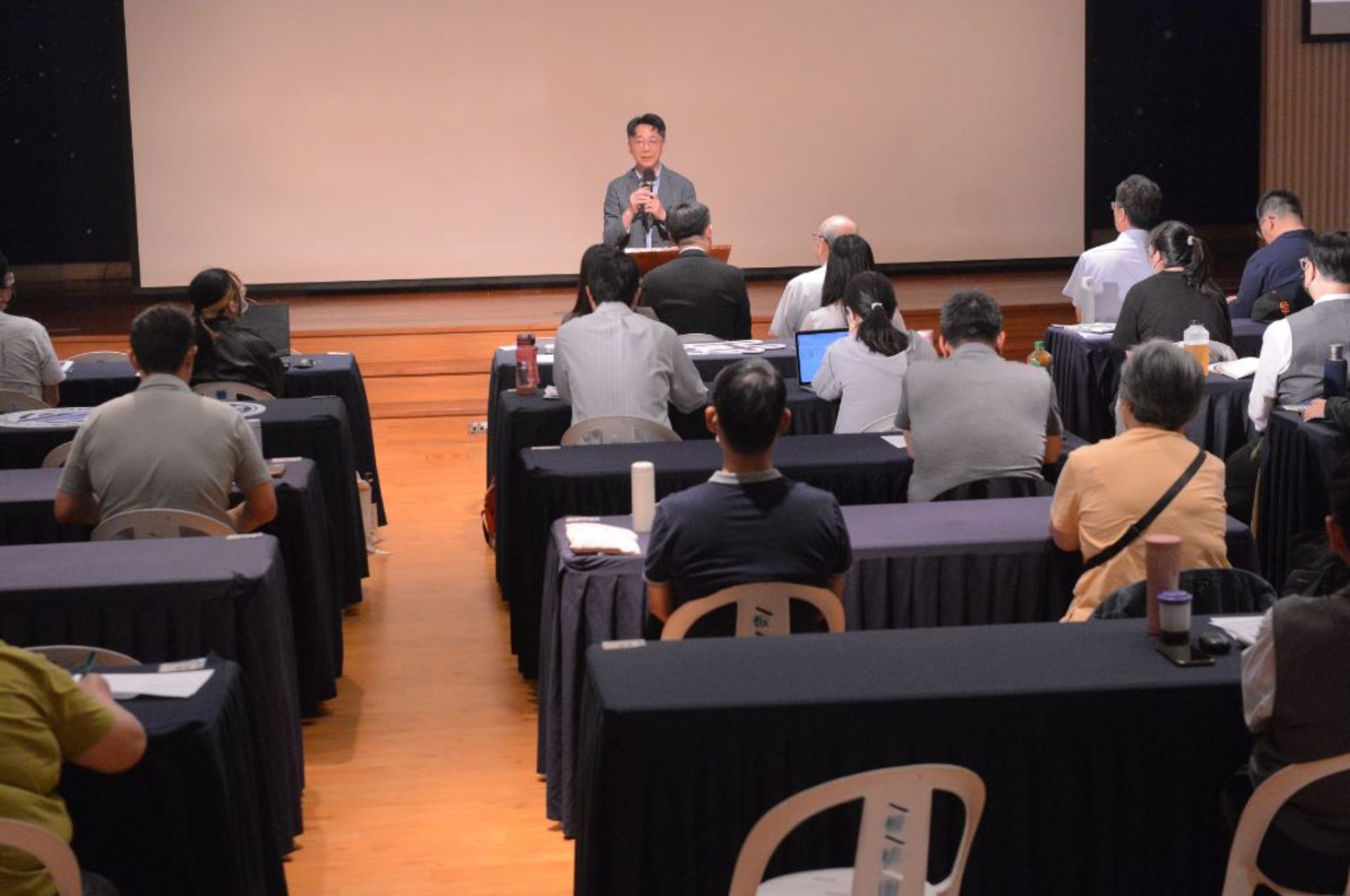 臺灣建築中心副執行長林杰宏也表示:「取得防災士資格不僅是榮耀,更是一份責任,需在災時安定人心、平時串聯資源、災後協助復原。