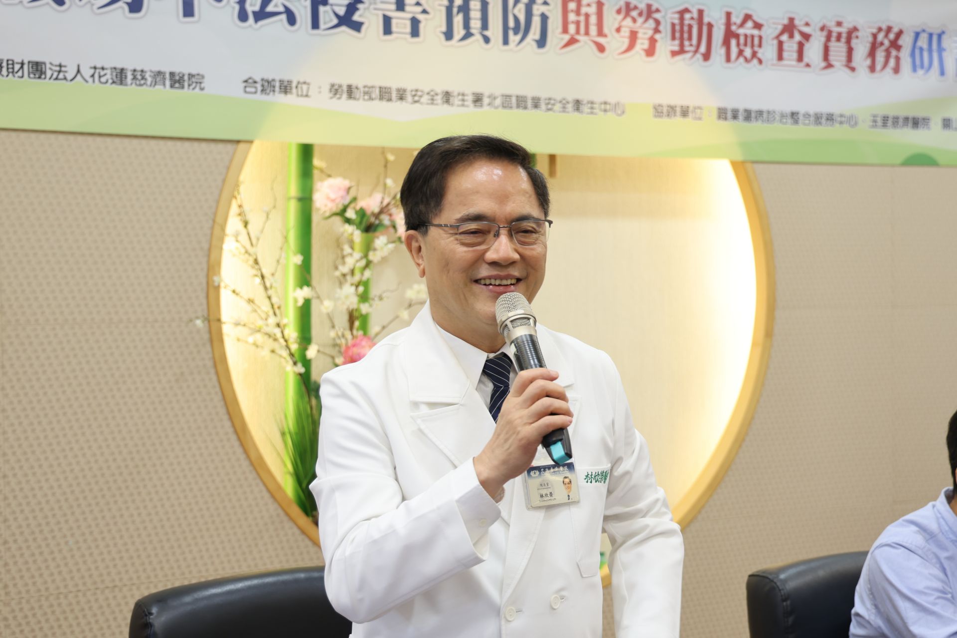 花蓮慈院林欣榮院長表示，主張以「鼓勵取代責備」，營造正向環境，落實尊重同仁專業所長的理念，讓同仁在工作中實踐自我價值。