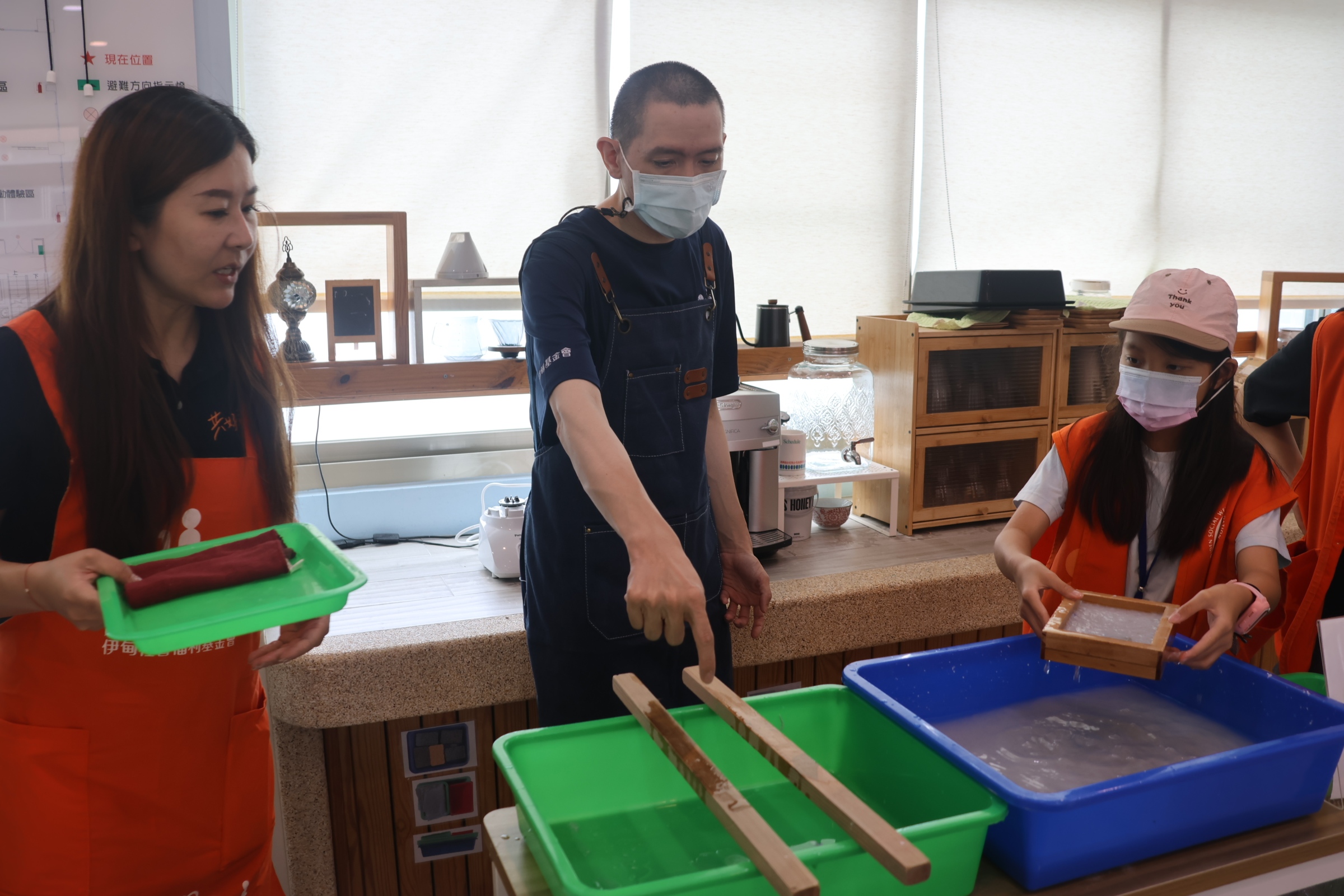 淡水中正小作所服務使用者擔任手作小老師，帶領學童體驗DIY手抄紙