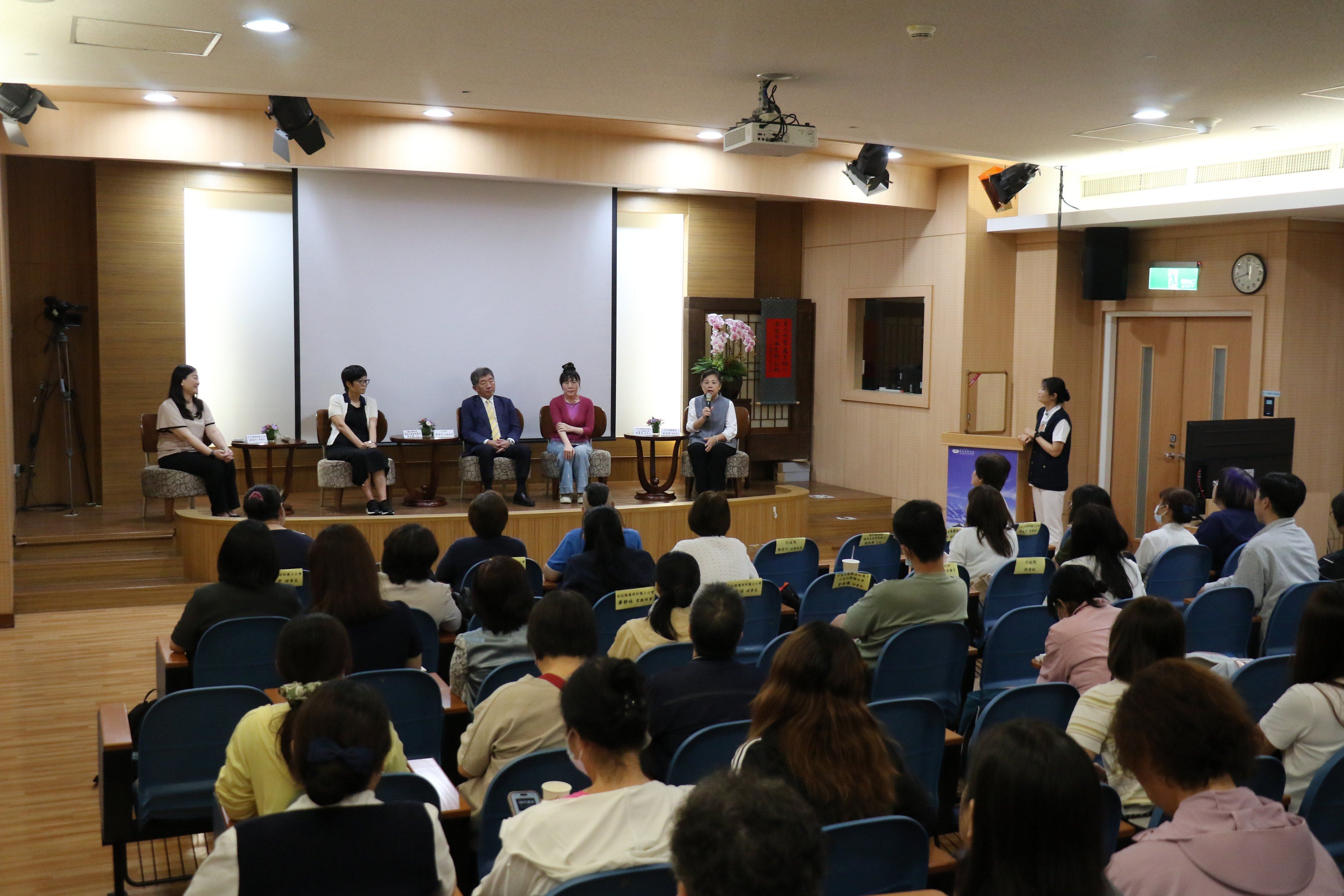 綜合座談由（左起）徐逸民理事長、蔡淑鳳司長、陳時中政委、陳麗琴理事長與莊淑婷副院長共同參與，傾聽第一線護理人員實務心聲並交流。