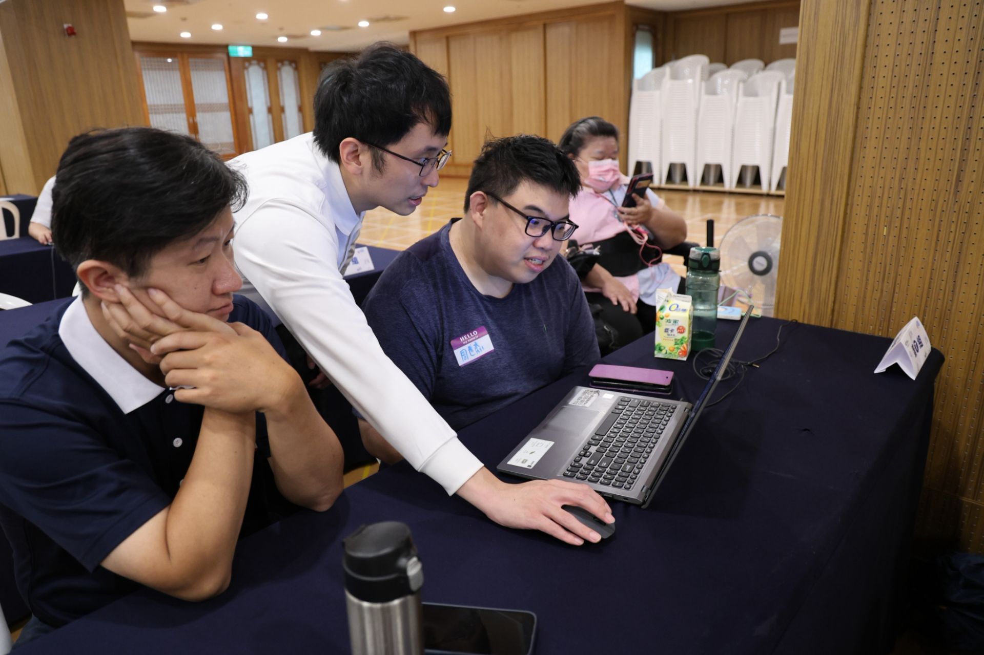 學員們化身為「救災駭客」,結合筆電與平板手腦並用操作數位工具,逐步掌握「災害地圖製作技巧」與「AI快速儀表板」的搭建心法。