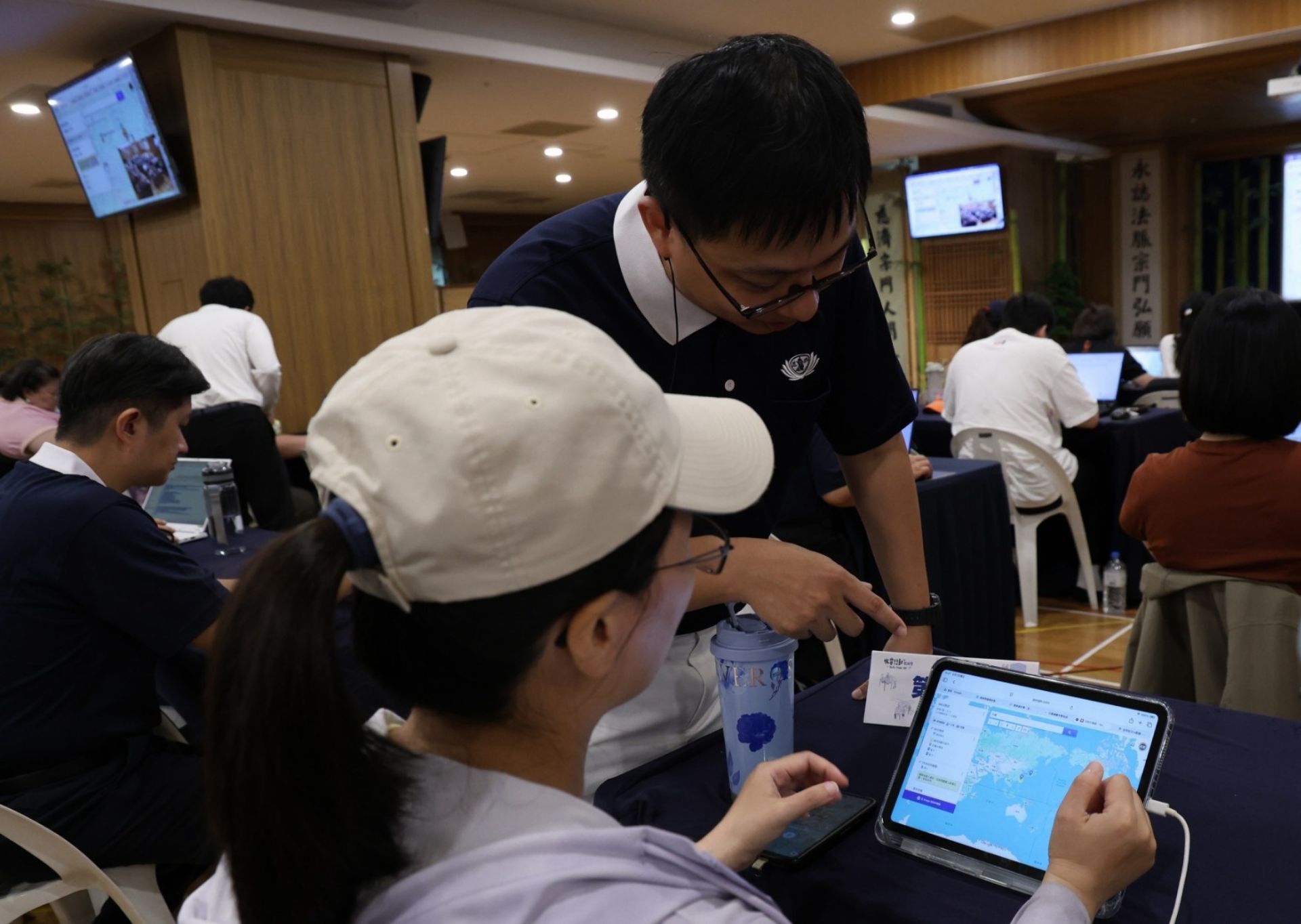 有別於傳統單向的資訊宣導,課堂特別著重「實機操作與團隊共創」。