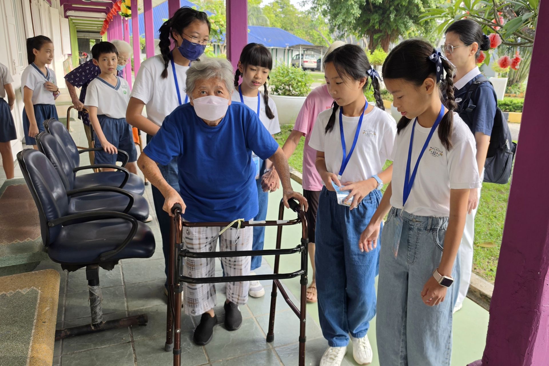 孩子耐心陪伴長者一步步往前走