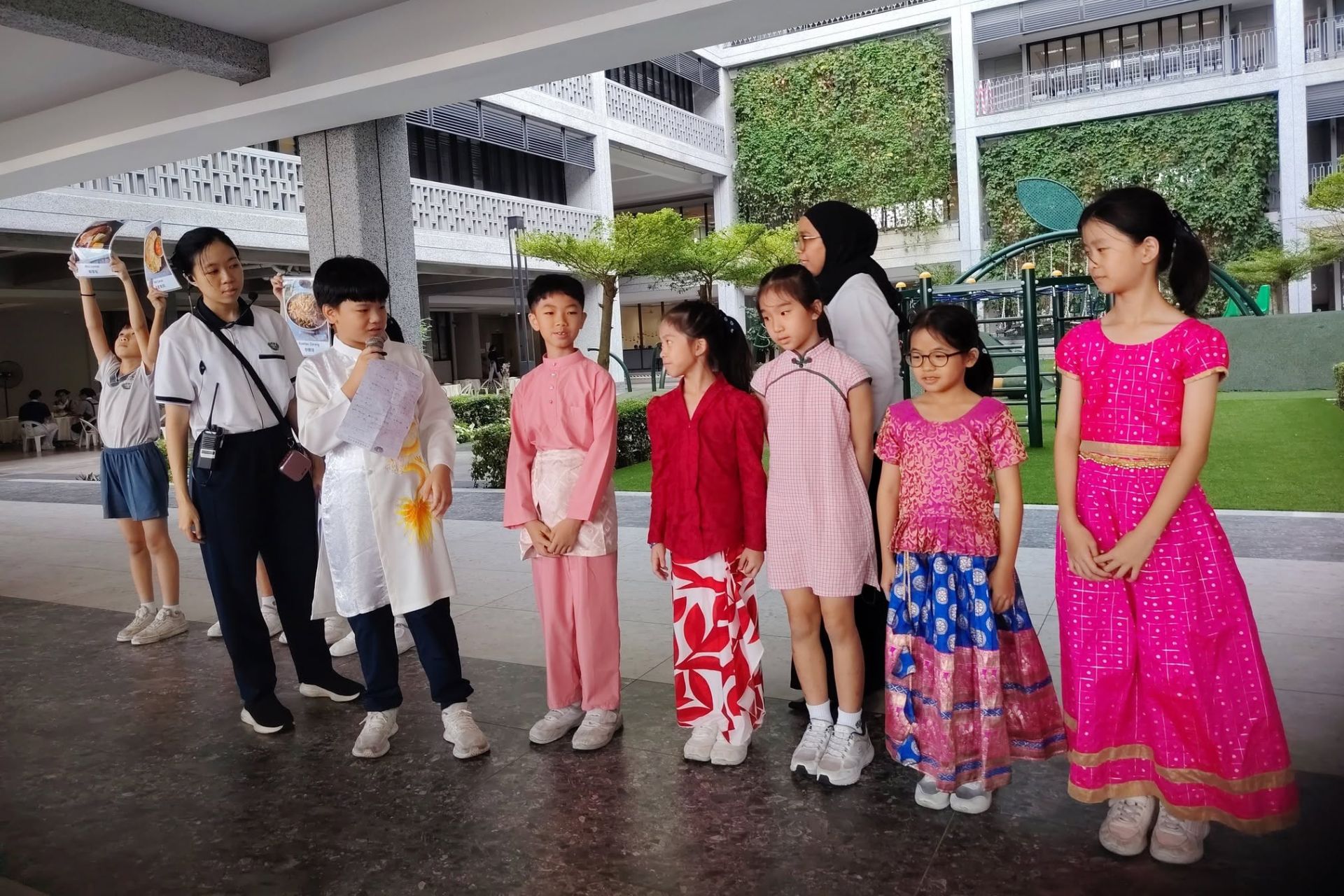 吉隆坡慈濟國際學校學生介紹馬來西亞豐富多元的傳統美食、服飾認識多元文。