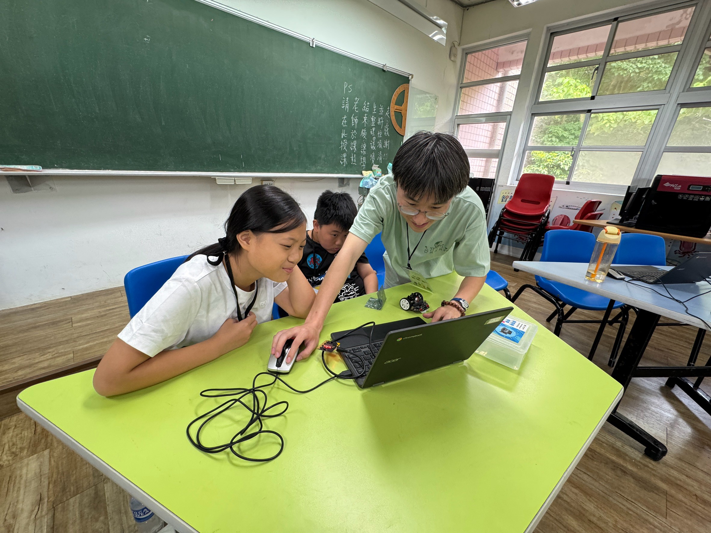 在機器皮克敏 出動 這門課程中,學員專心看隊輔示範如何操作與設計程式積木