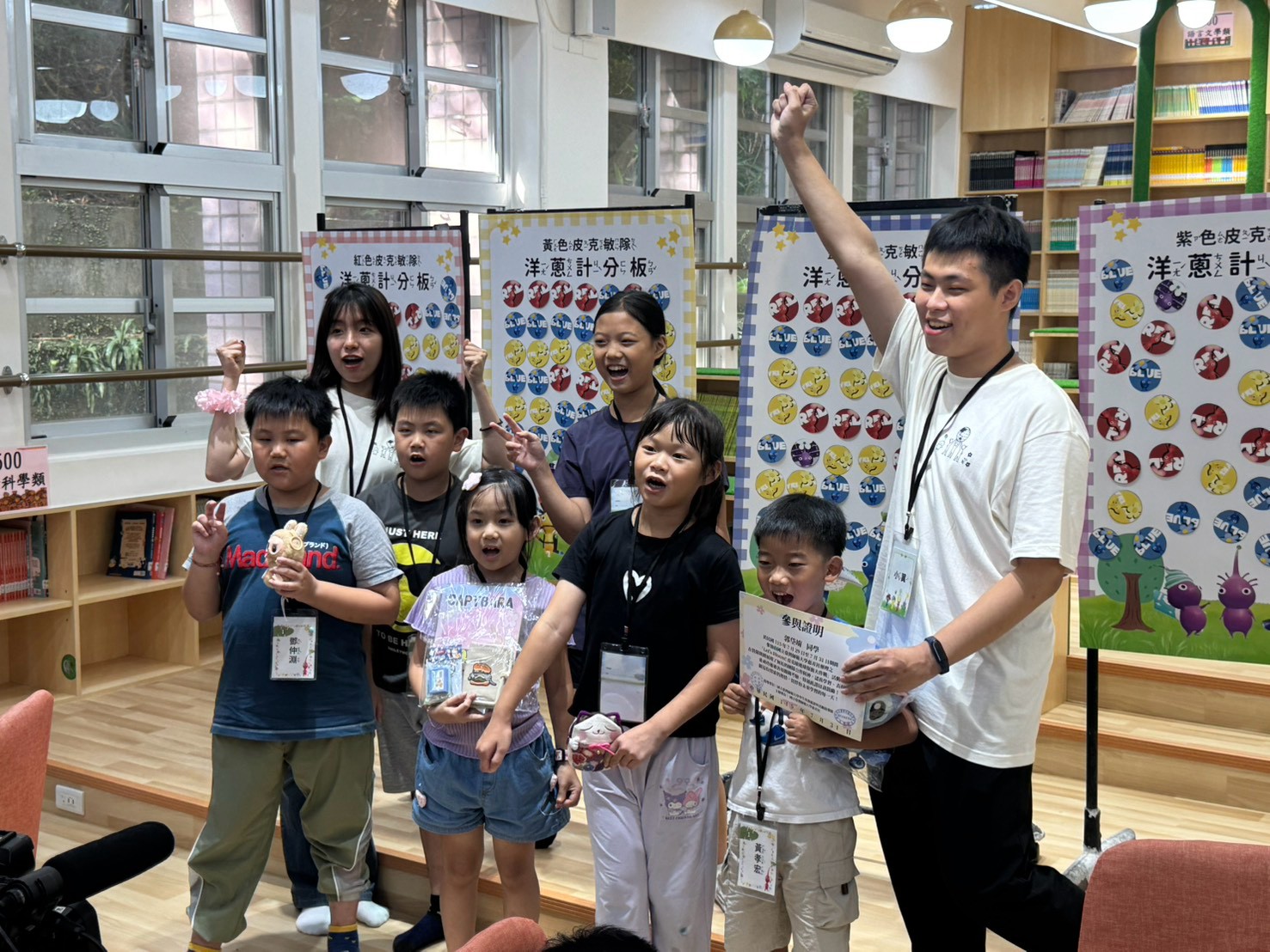 學員於在營隊結尾的閉幕課程中將三天的回憶化為了海報展示