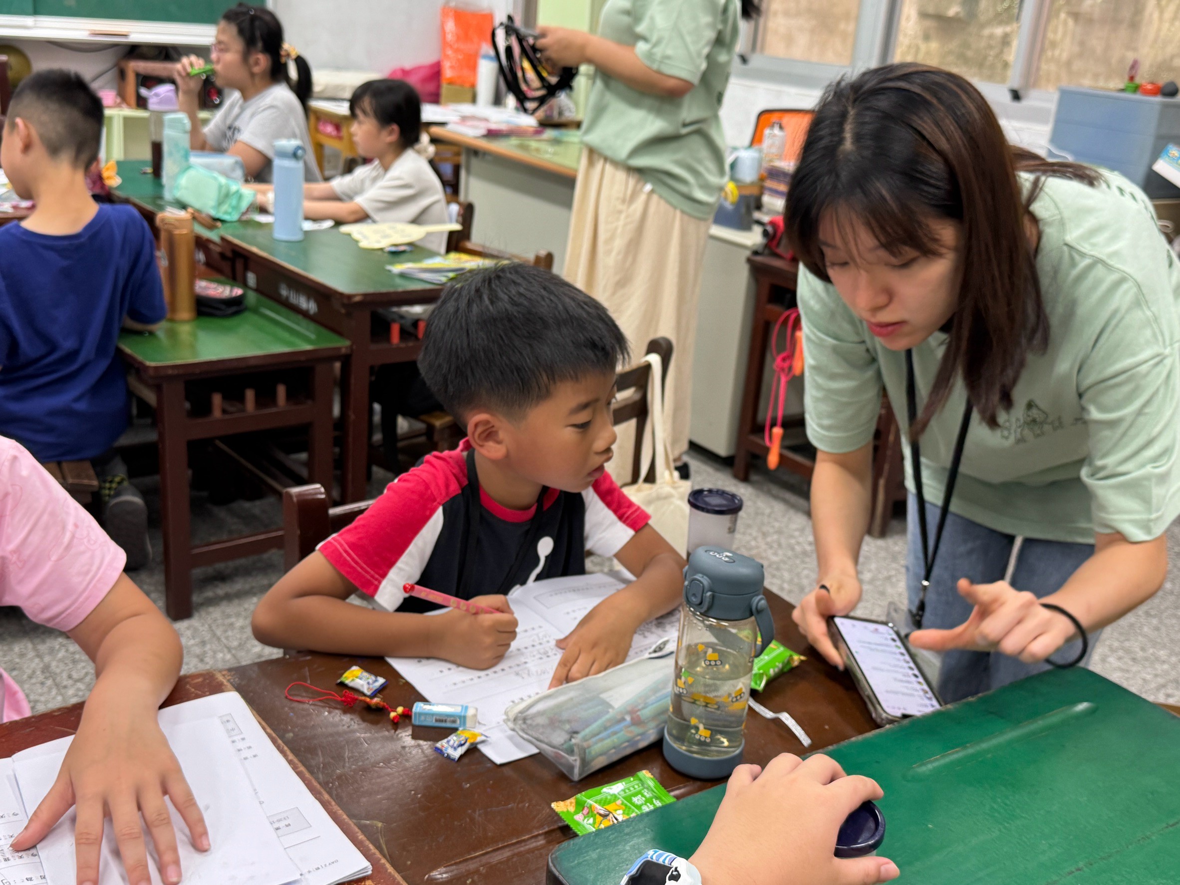 學員於當日課程結束後,書寫課程心情小卡作為一天的回憶紀錄與結尾