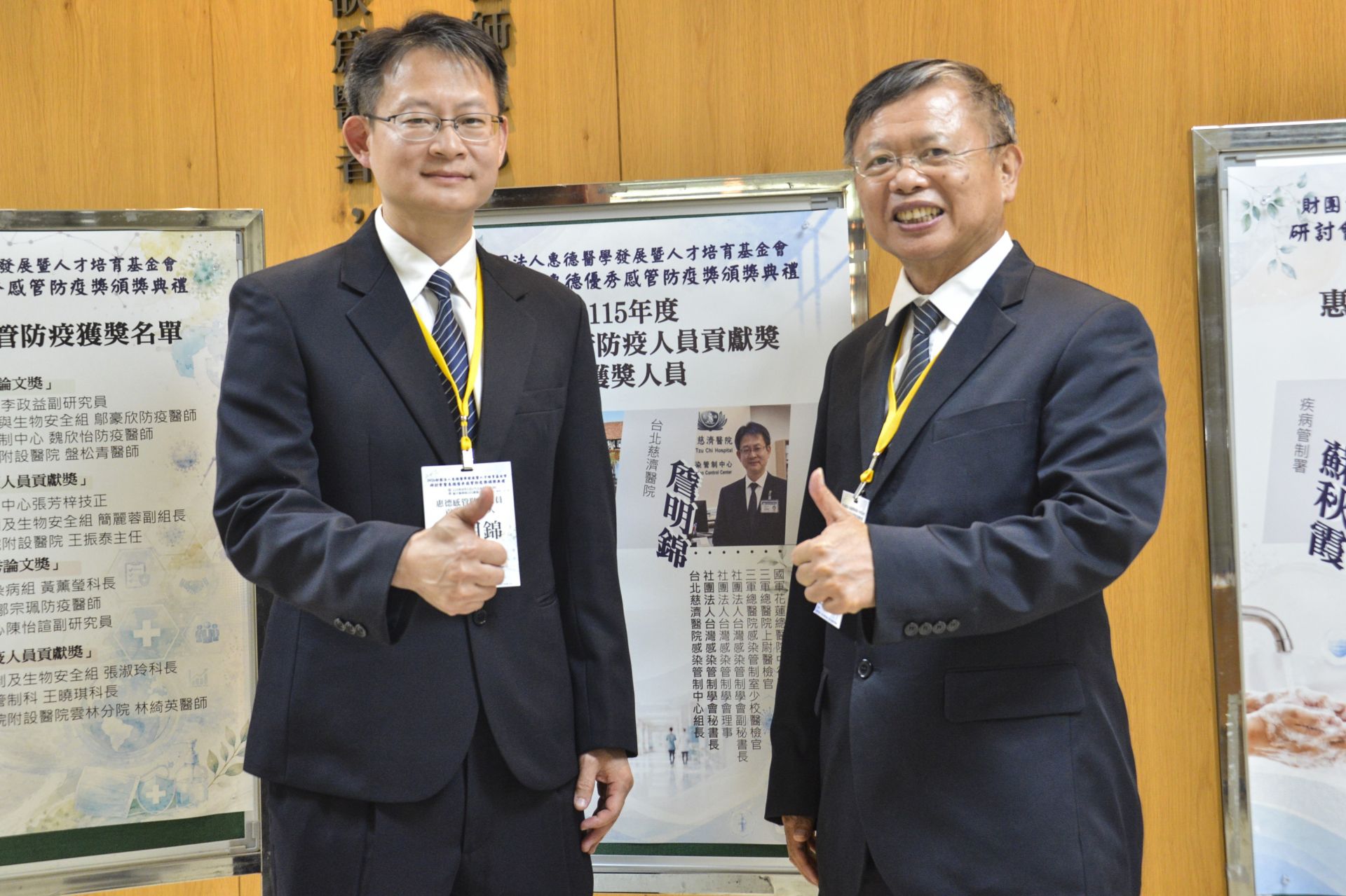 頒獎典禮於8月1日在台大醫學院舉行，徐榮源副院長(右)與詹明錦組長共同出席。