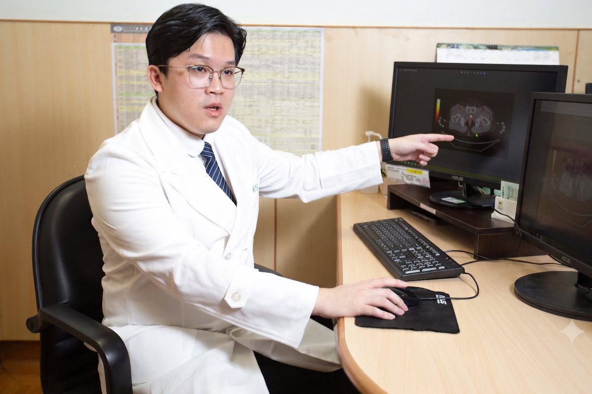 周奕儒醫師看診示意照。