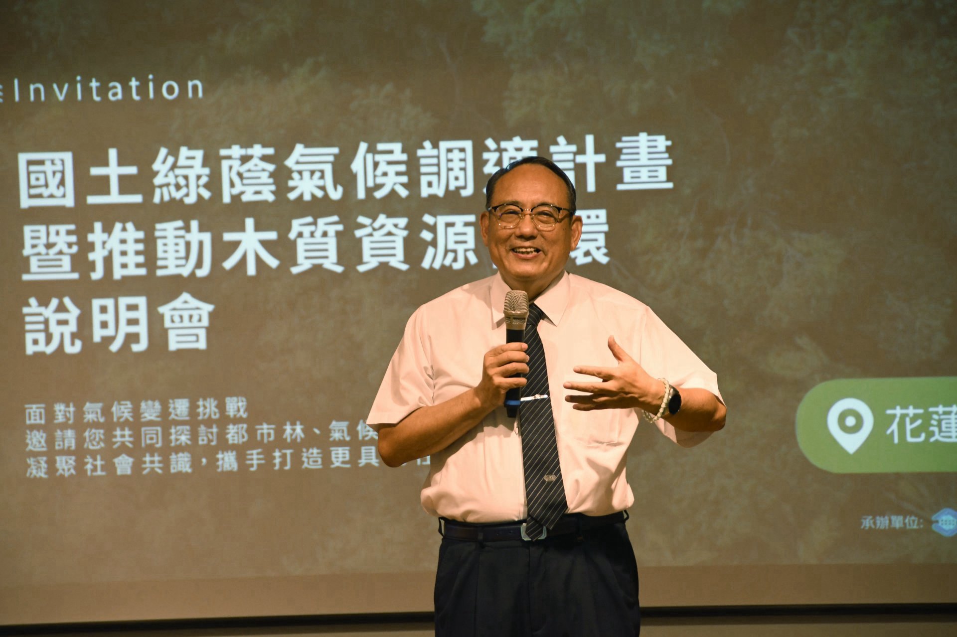 戴昌賢資深副校長分享從垃圾分類、廢棄物處理、綠領人才培育、食物森林建置,將永續觀念融入課程與生活教育,在建國校區耕福田農場的食物森林,兼具糧食生產、生態保育與教育功能。