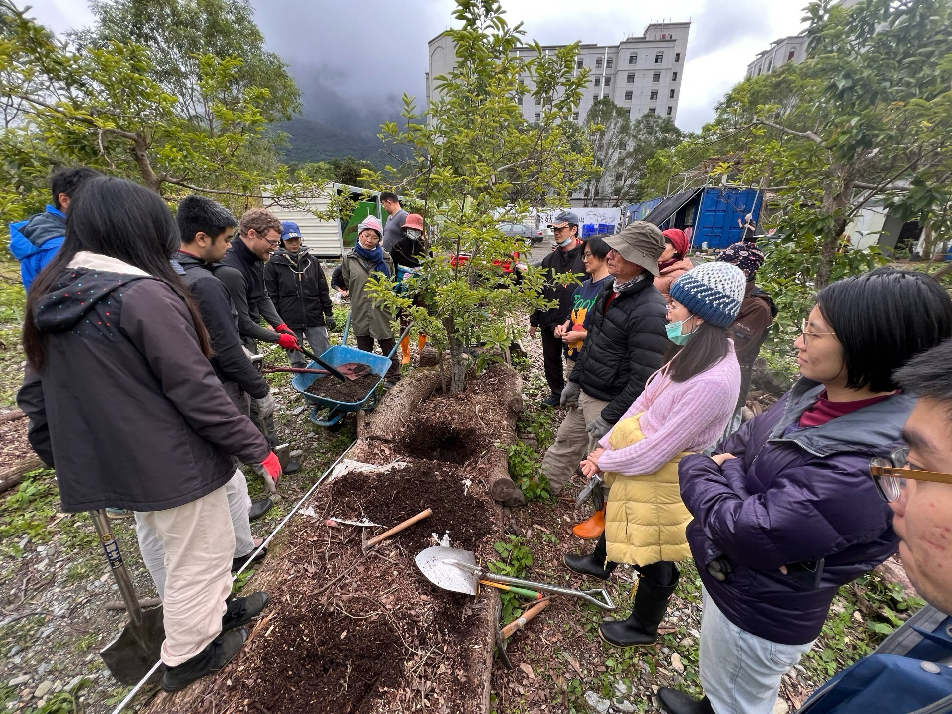 帶領社區民眾與學生從理論到實作,將原本遍布石頭、貧瘠難耕的土地,逐步演變成如今生機盎然的食物森林。