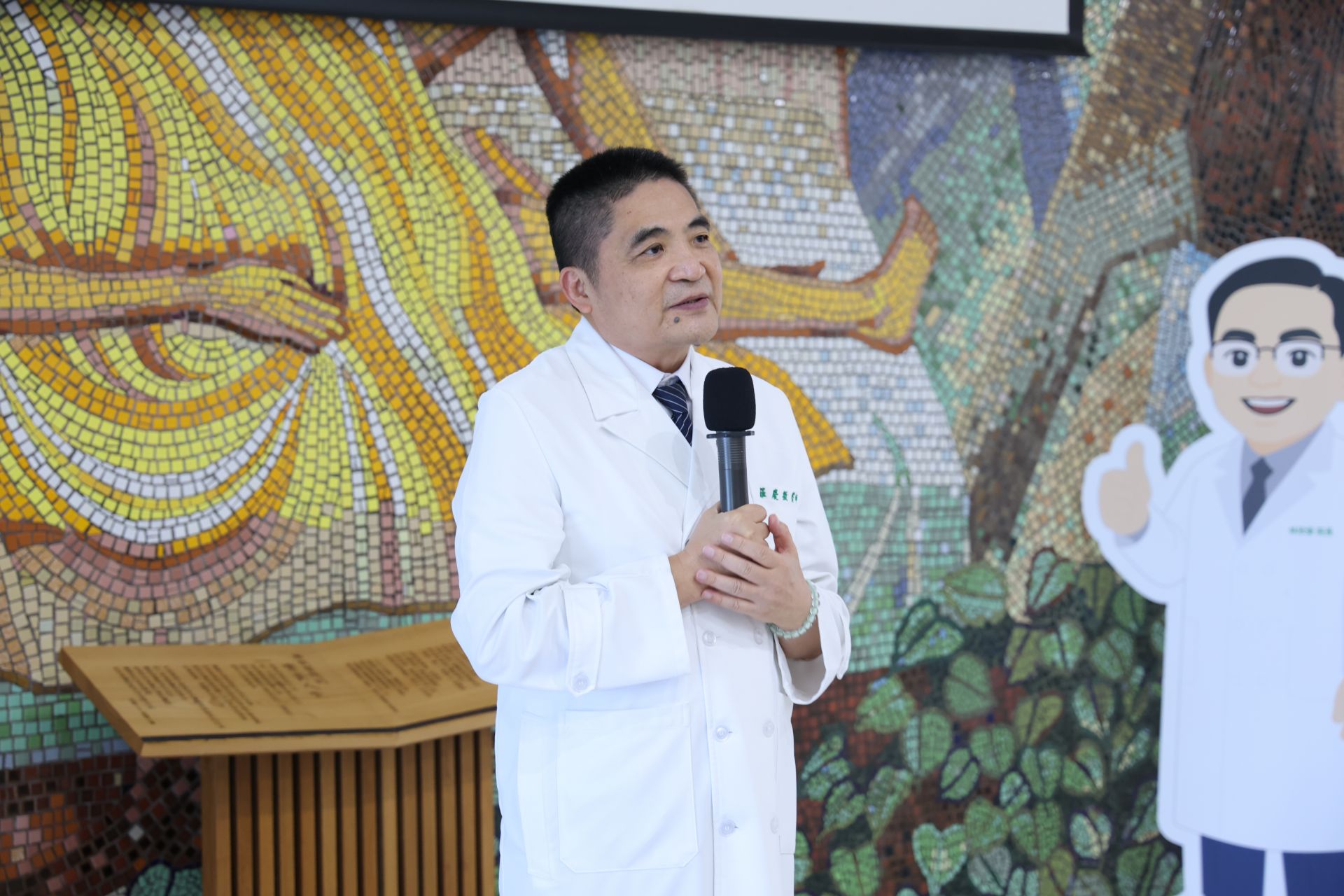 羅慶徽副院長也感謝志工以對待家人的心，陪伴來到醫院的病人，讓就醫過程多了一分安心與溫暖。