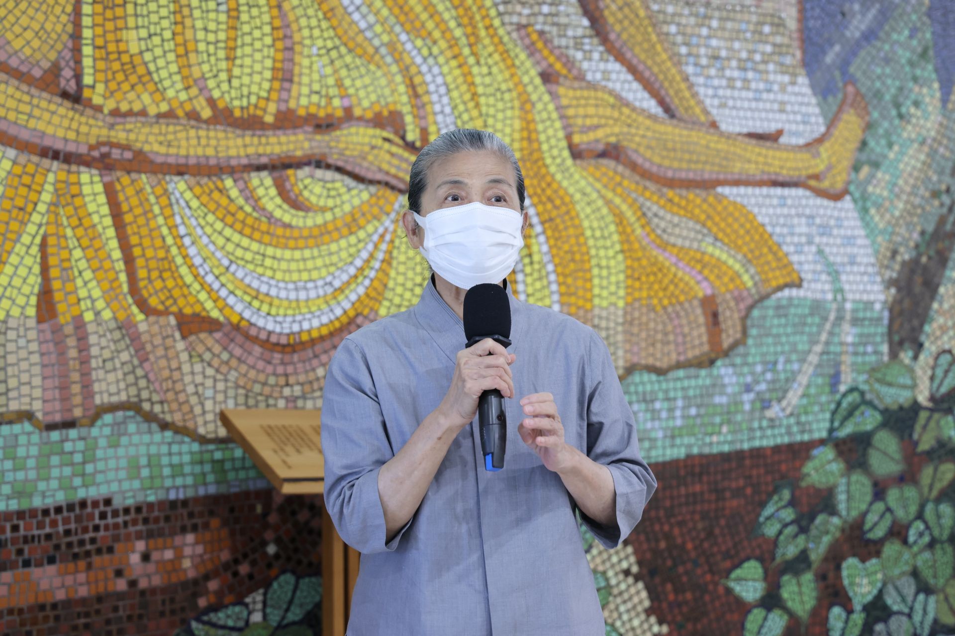 志工室主任顏惠美說，看到醫院醫護團隊這麼忙碌，卻每年這樣用心準備禮物送給醫療志工，真的感動在心，志工們會更加「拍拚」，做醫療團隊的後盾。