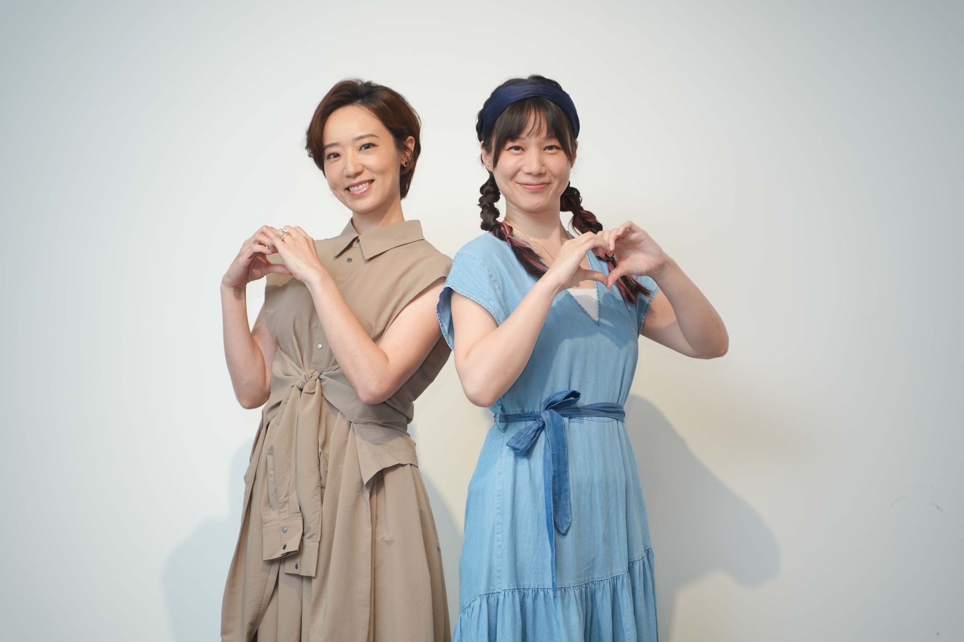 大愛劇《轉角那間心藥局》第一波媒體茶敘。左起:林子熙飾演藥師、許乃涵飾演藥助,兩人雖然難免有口角,但仍一起為社區居民解決疑難雜症