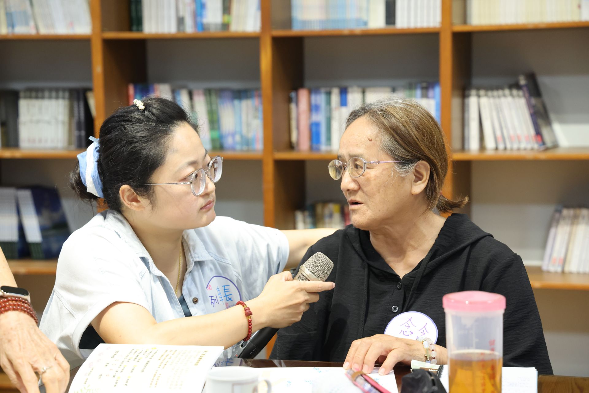 擔任列車長的高齡個管師引導長者慢慢表達自己的感受及想法。