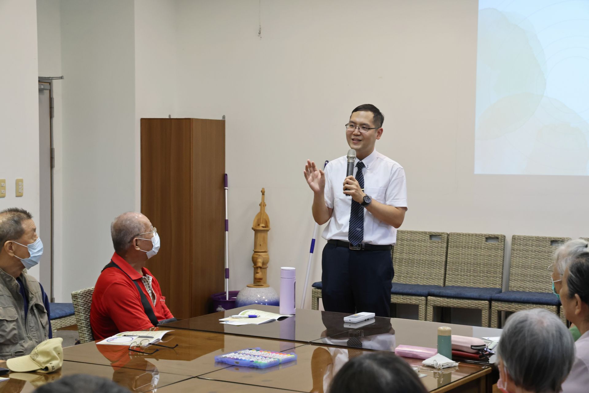 花蓮慈院老人醫學科高聖倫主任以門診第一線敏銳察覺長者與照顧者的身心需求,開立正念與生活型態處方箋。