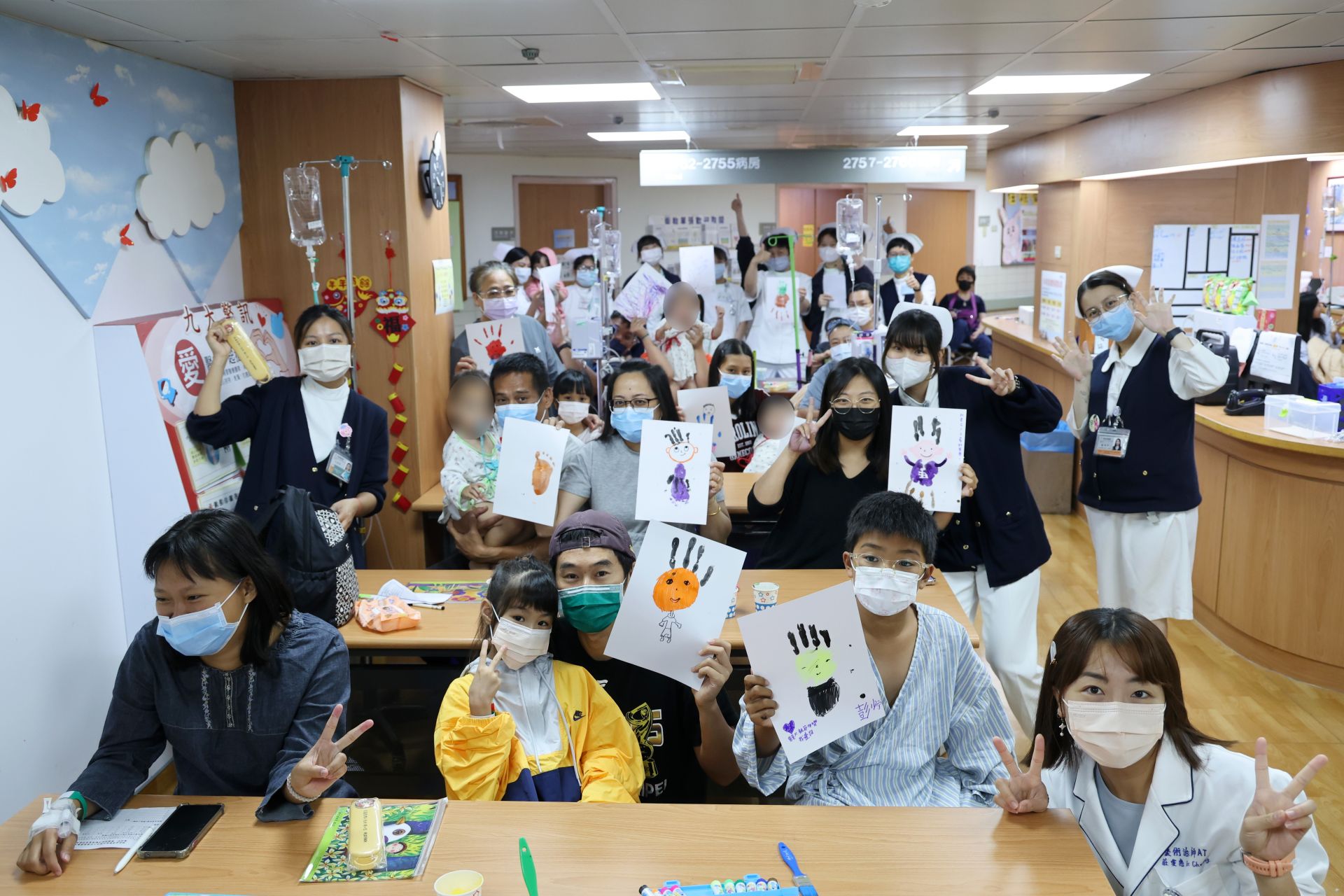 花蓮慈濟醫院兒科病房8月7日上午舉辦「爸爸節快樂」活動，邀請住院病童與家長透過手掌拓印創作爸爸或主要照顧者的模樣。