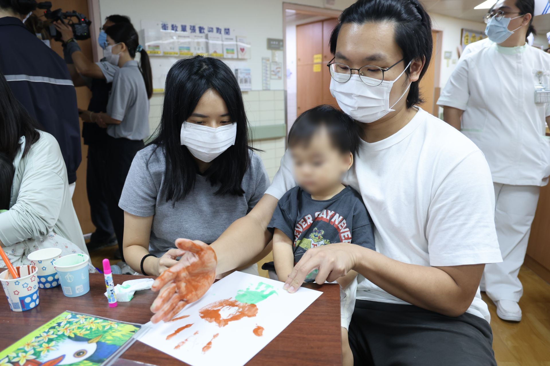 莊爸爸說，住院期間孩子多半待在病房裡，有活動能出來和大家交流，感覺很溫馨。