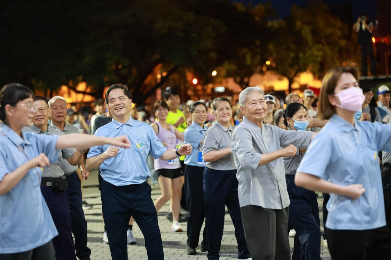 花蓮慈濟醫院大家長林欣榮院長帶著全體跑者一起暖身，為起跑準備。