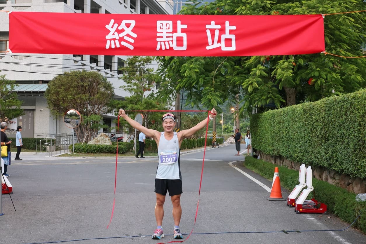 楊子慶以29分11秒最先抵達終點，他同時也奪得社區路跑組青年男子組第一名。