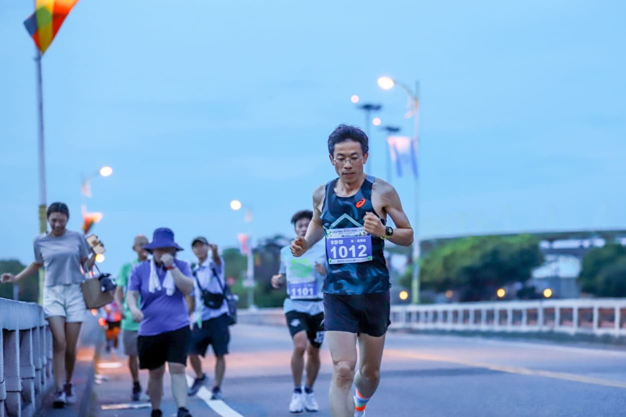 花蓮慈院眼科李原傑醫師獲得醫院路跑組男子長青組第一名，跑出好成績的李醫師完賽後，馬上回到手術臺繼續守護病人的健康。