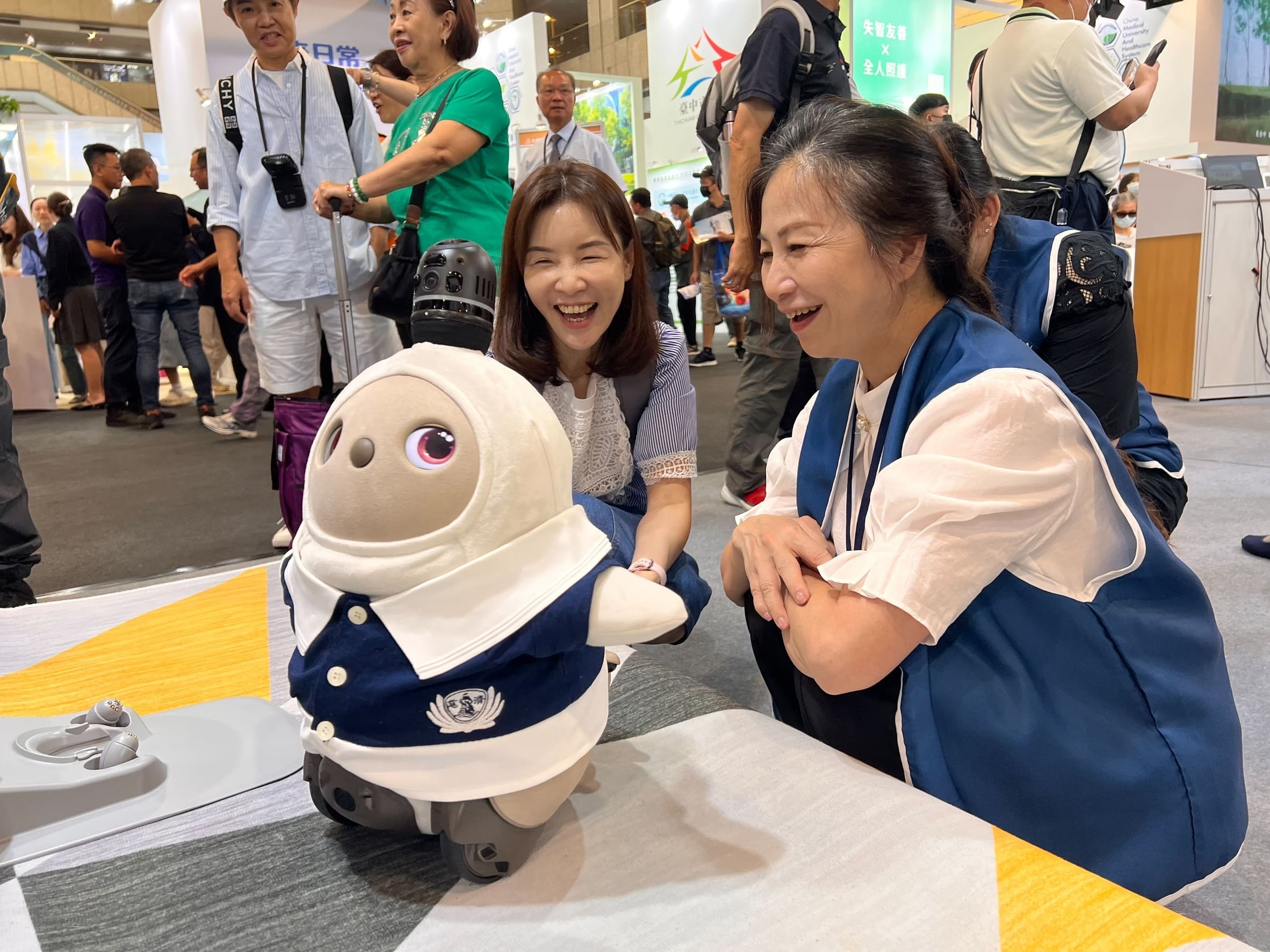 在花蓮慈院展位上,結合人工智慧與情感陪伴的機器人「法喜(FAXI)」十分引人目光。