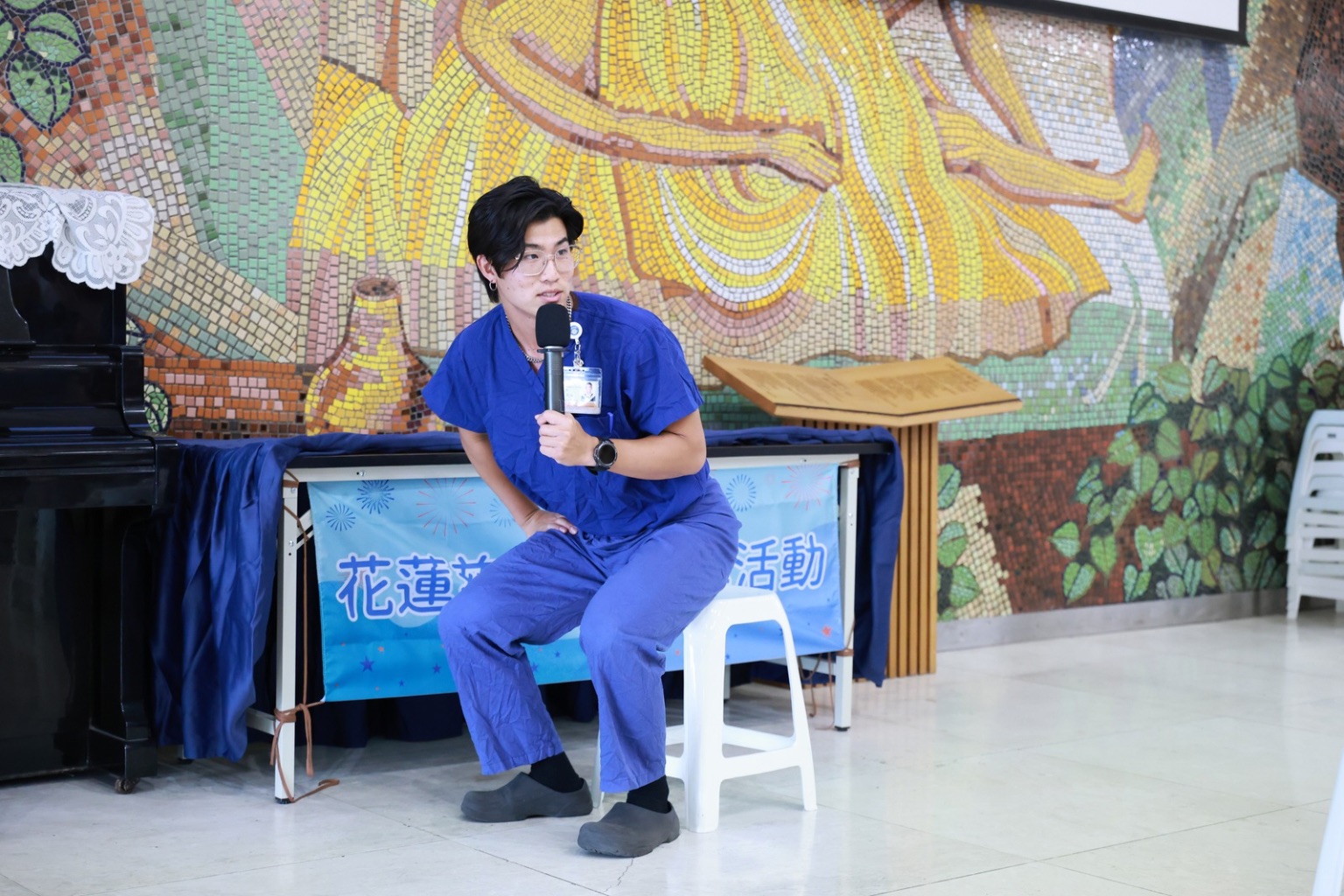 復健術科吳其右物理治療師帶領長輩和民眾，實際體驗簡單的居家增肌運動。