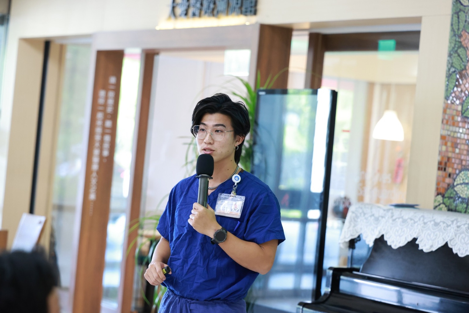 復健術科吳其右物理治療師帶領長輩和民眾，實際體驗簡單的居家增肌運動。