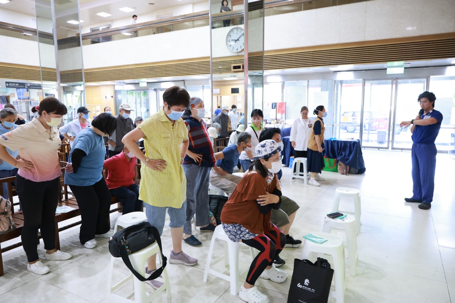 現場民眾在吳其右物理治療師帶領下進行肌力測試。
