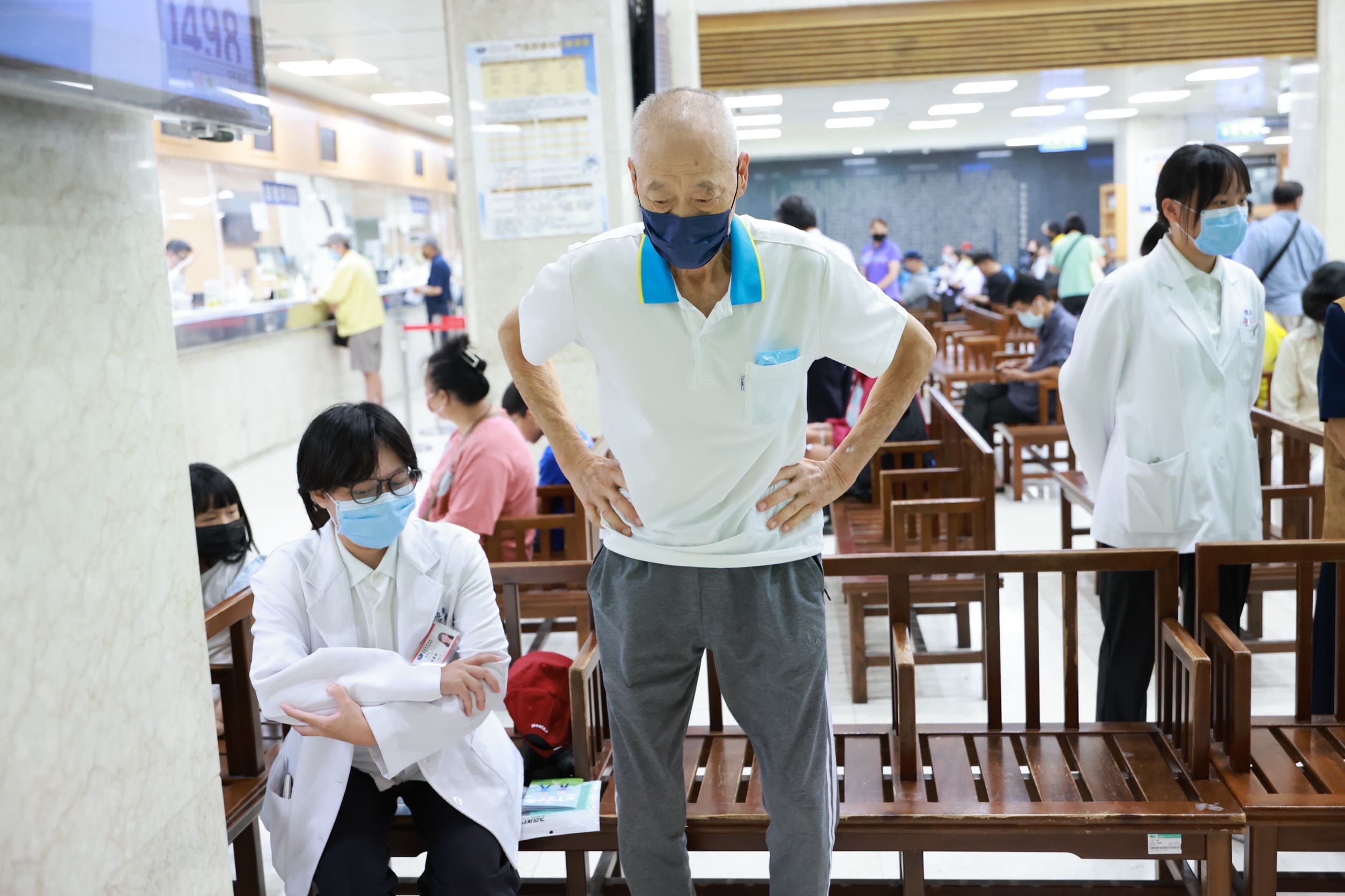 現場民眾在吳其右物理治療師帶領下進行肌力測試。