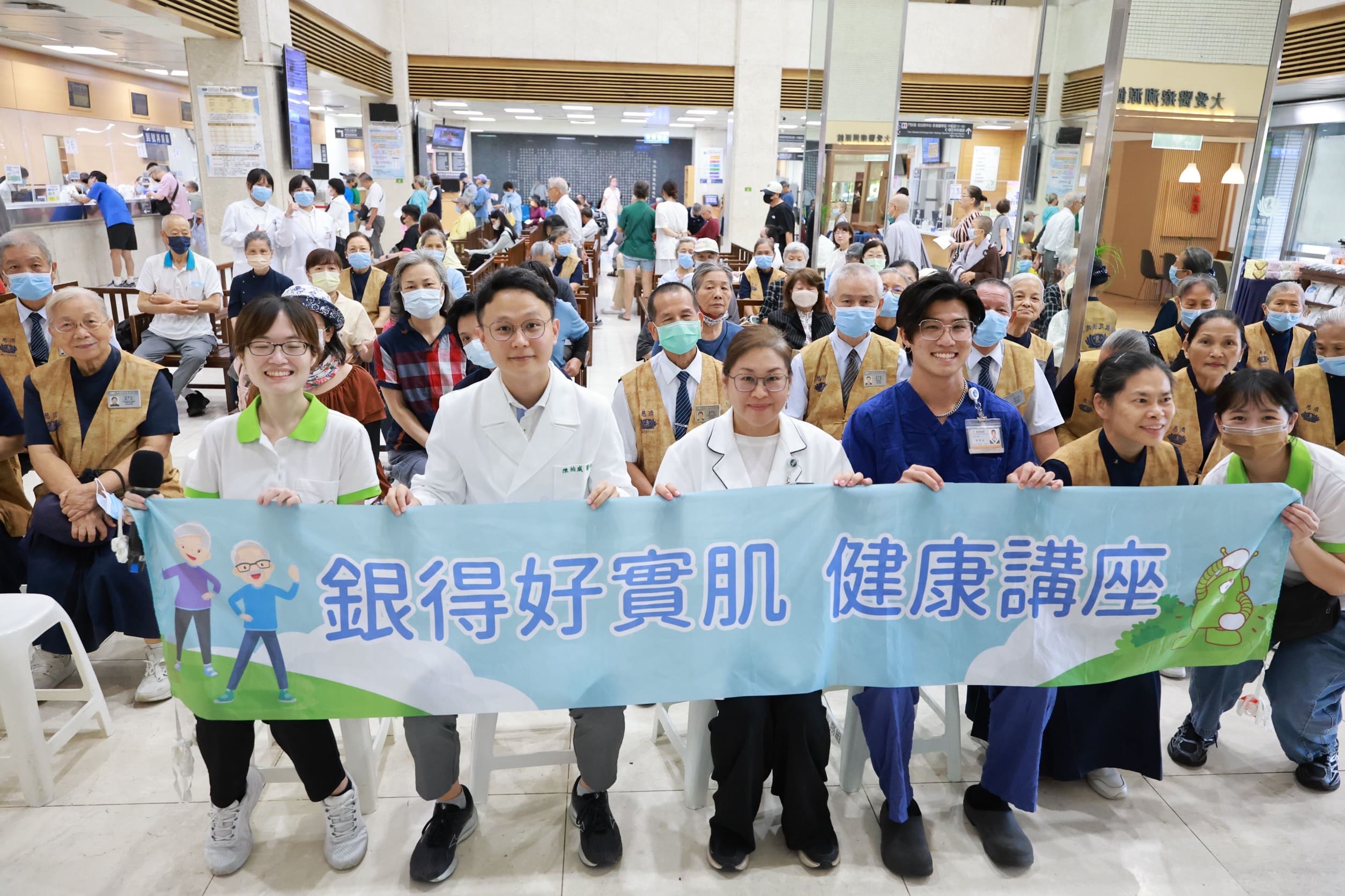 花蓮慈院復健科配合40周年慶在醫院大廳教民眾保持肌力,讓銀髮族都能減緩退化,邁向健康。