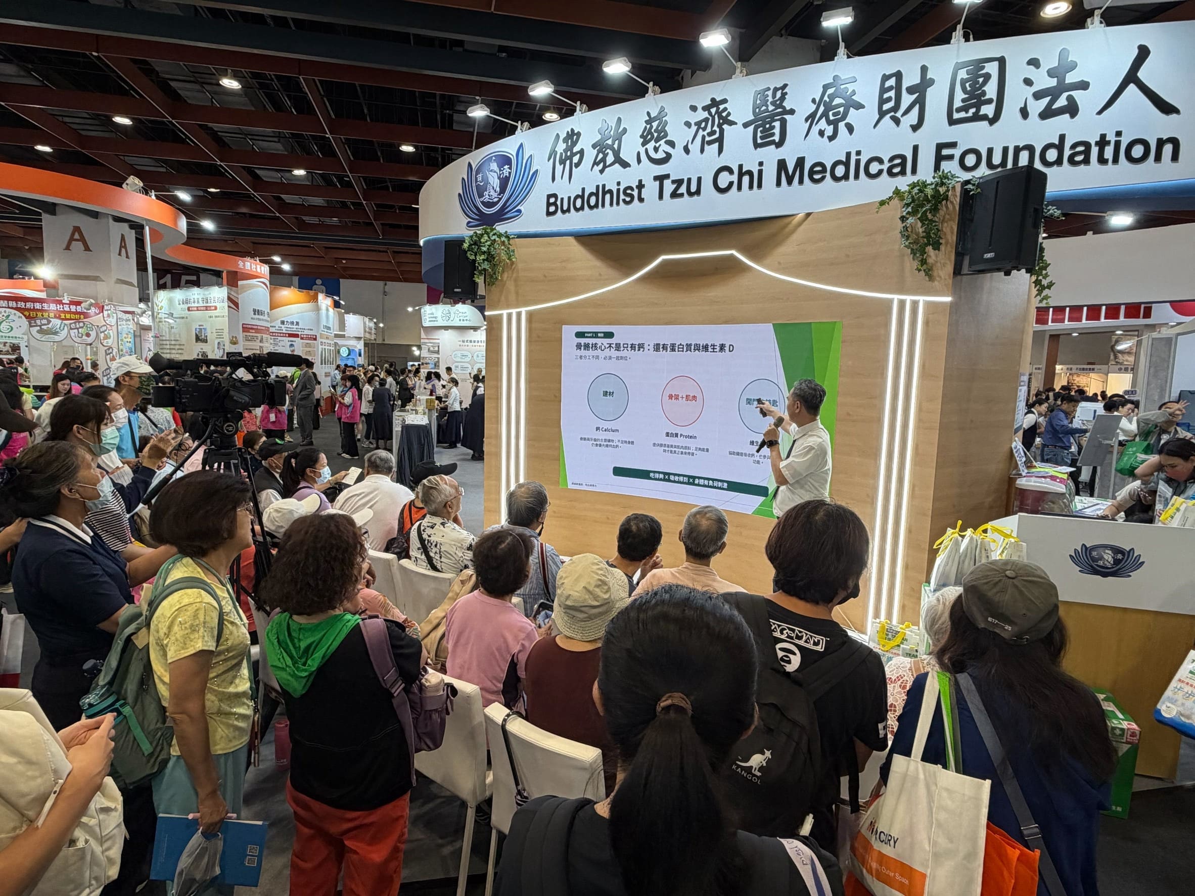 健康講座吸引許多聽眾駐足聆聽。