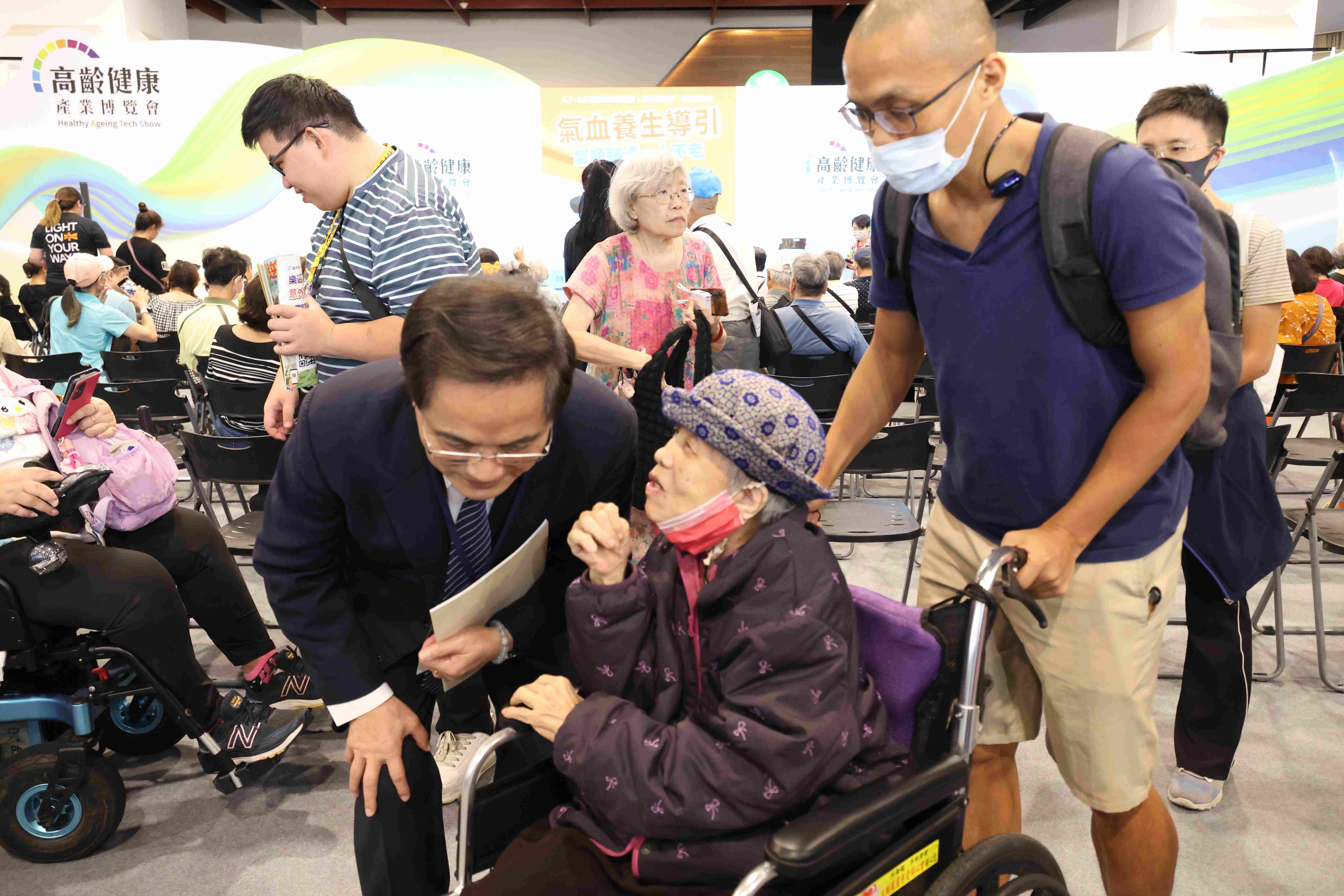 林欣榮院長分享「腦疾病最新治療」,獲觀眾熱烈回響,把握機會諮詢。