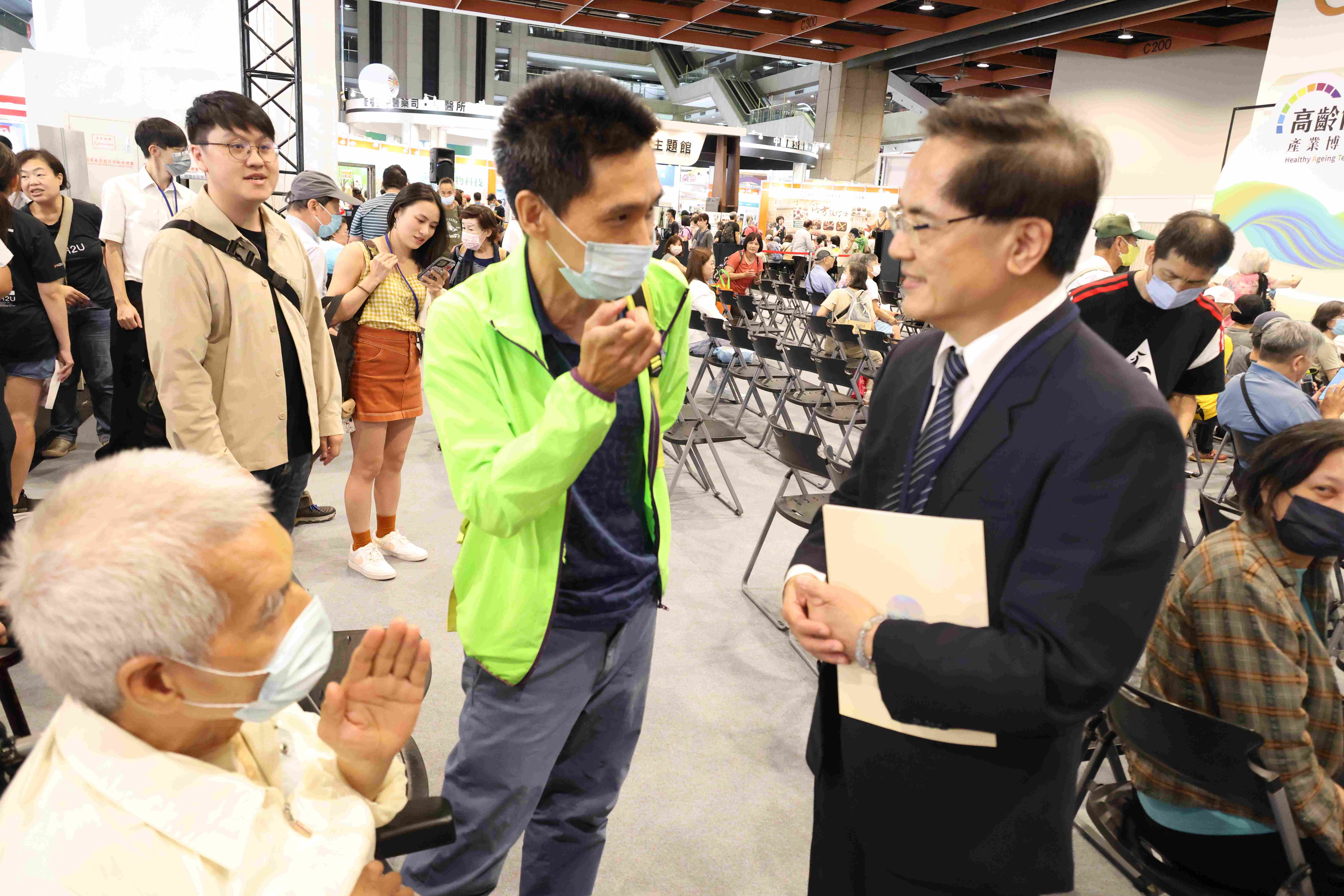 林欣榮院長分享「腦疾病最新治療」,獲觀眾熱烈回響,把握機會諮詢。