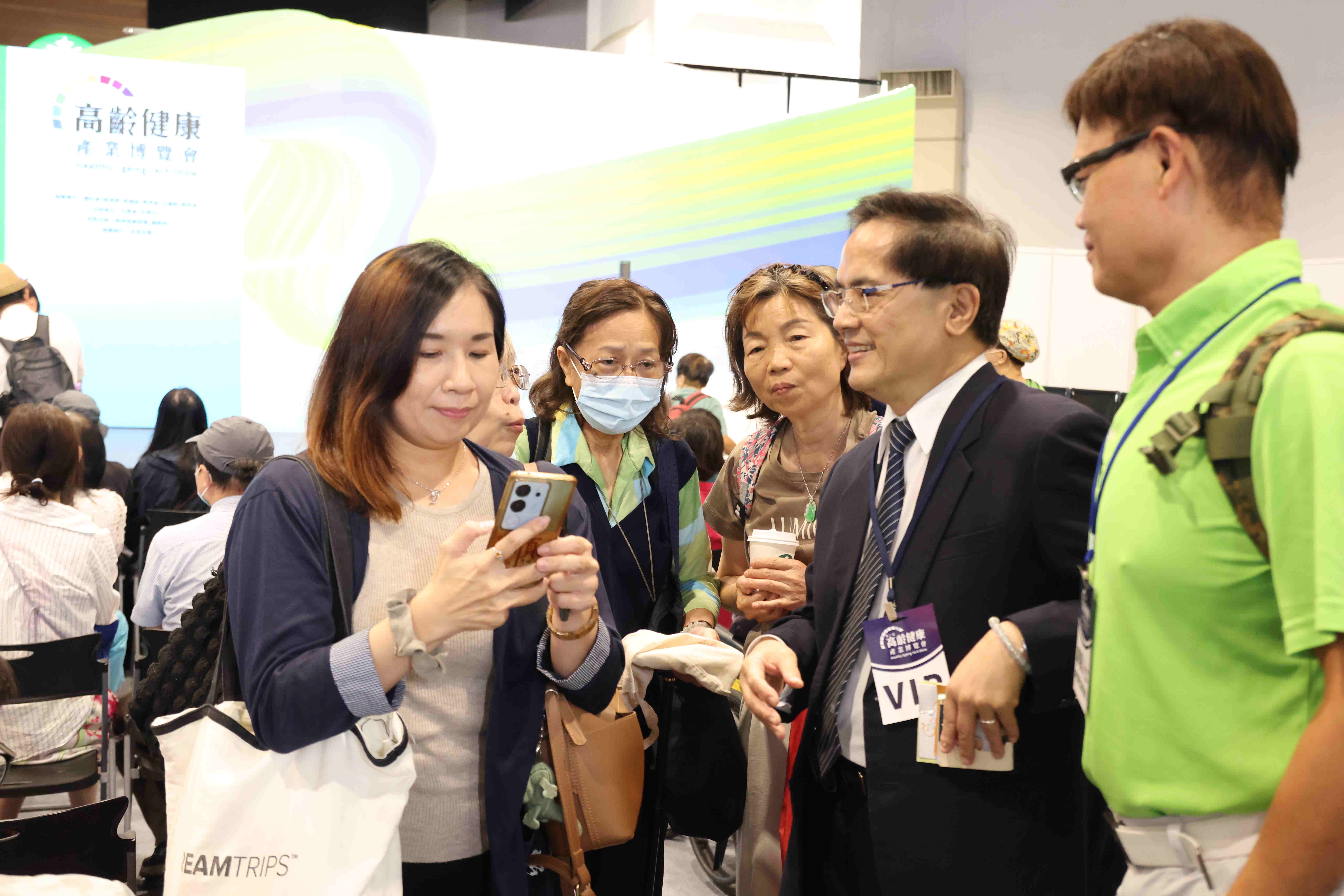 林欣榮院長分享「腦疾病最新治療」,獲觀眾熱烈回響,把握機會諮詢。