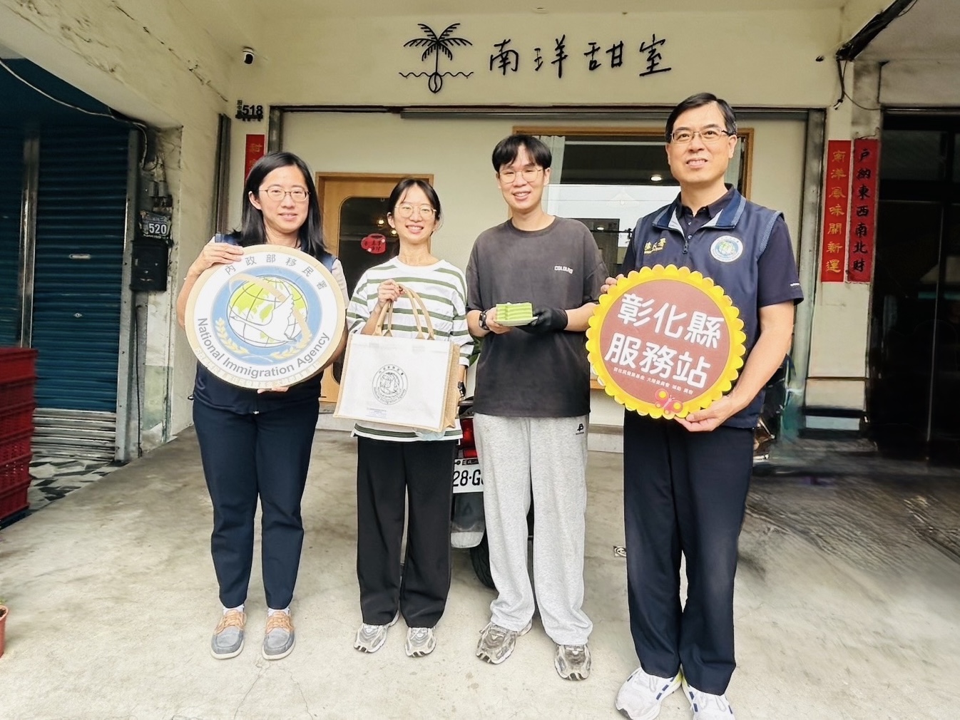 彰化縣服務站實地走訪「南洋甜室」，關心來自馬來西亞的新住民老闆黎偉熙夫妻（中），感受濃濃南洋美食與創業故事。