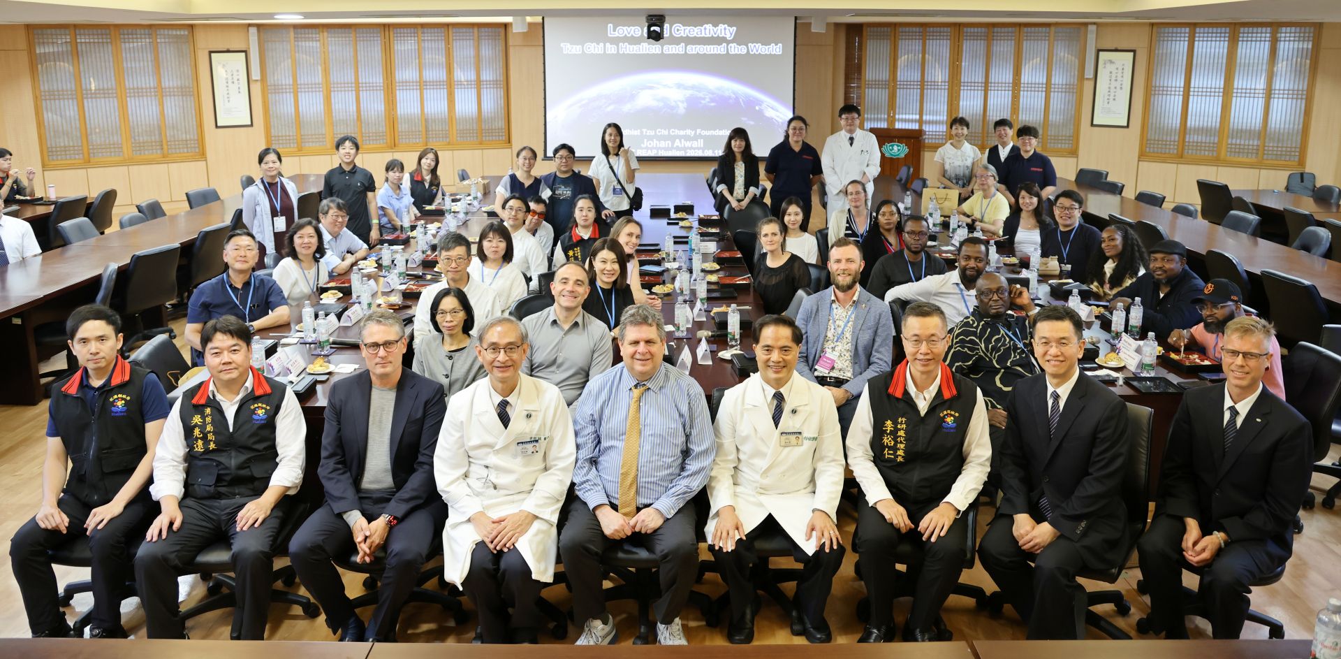 8月11日下午參與「Hualien REAP Forum 2026」國際論壇、來自生命科學、健康創新及創業生態系等領域的國際代表,參訪花蓮慈濟醫院。