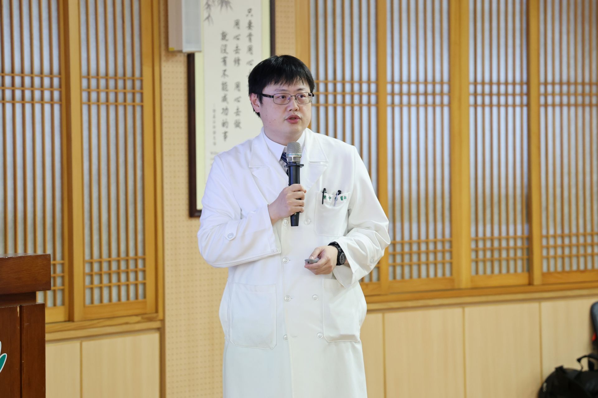 花蓮慈院中醫部副主任陳中奎介紹中西醫合療及精準醫療的發展。