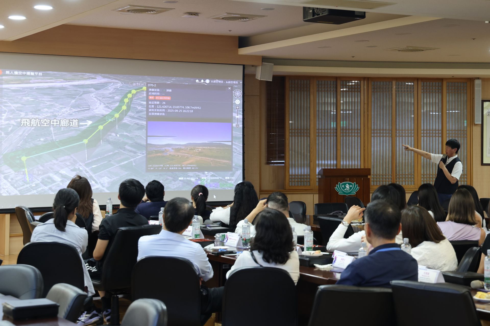 醫事室主任張菁育分享2025年馬太鞍溪堰塞湖洪災期間，無人機實際投入災區送藥實例。
