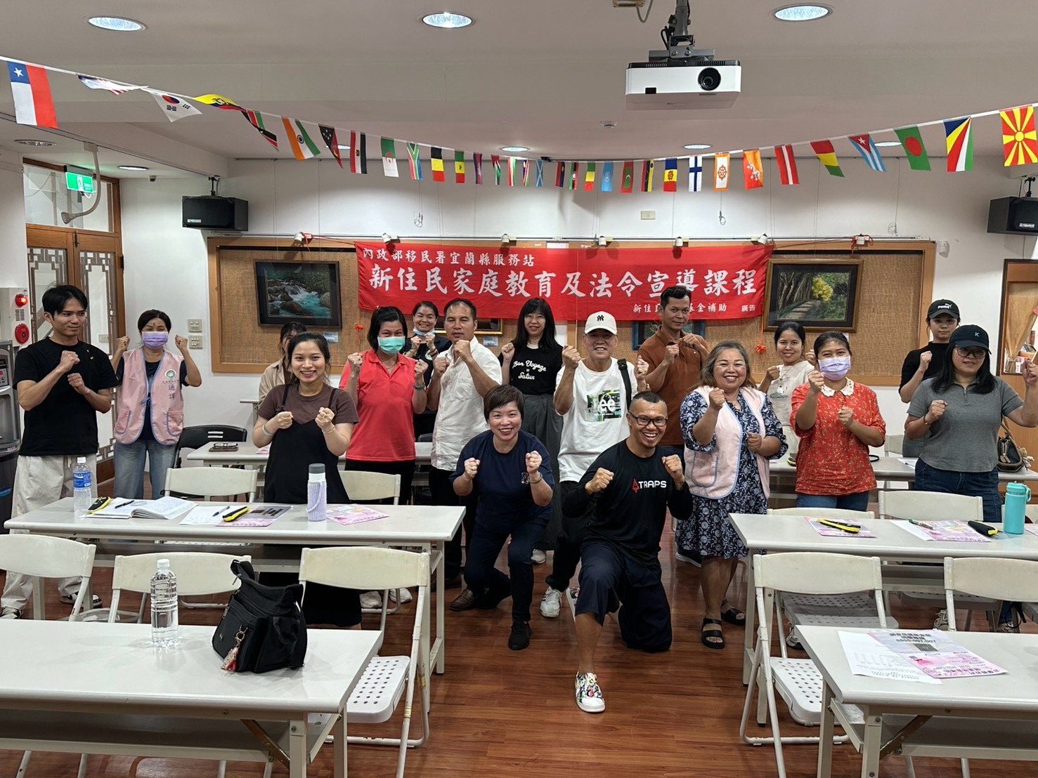 家庭教育及法令宣導課程講師與全體學員大合照